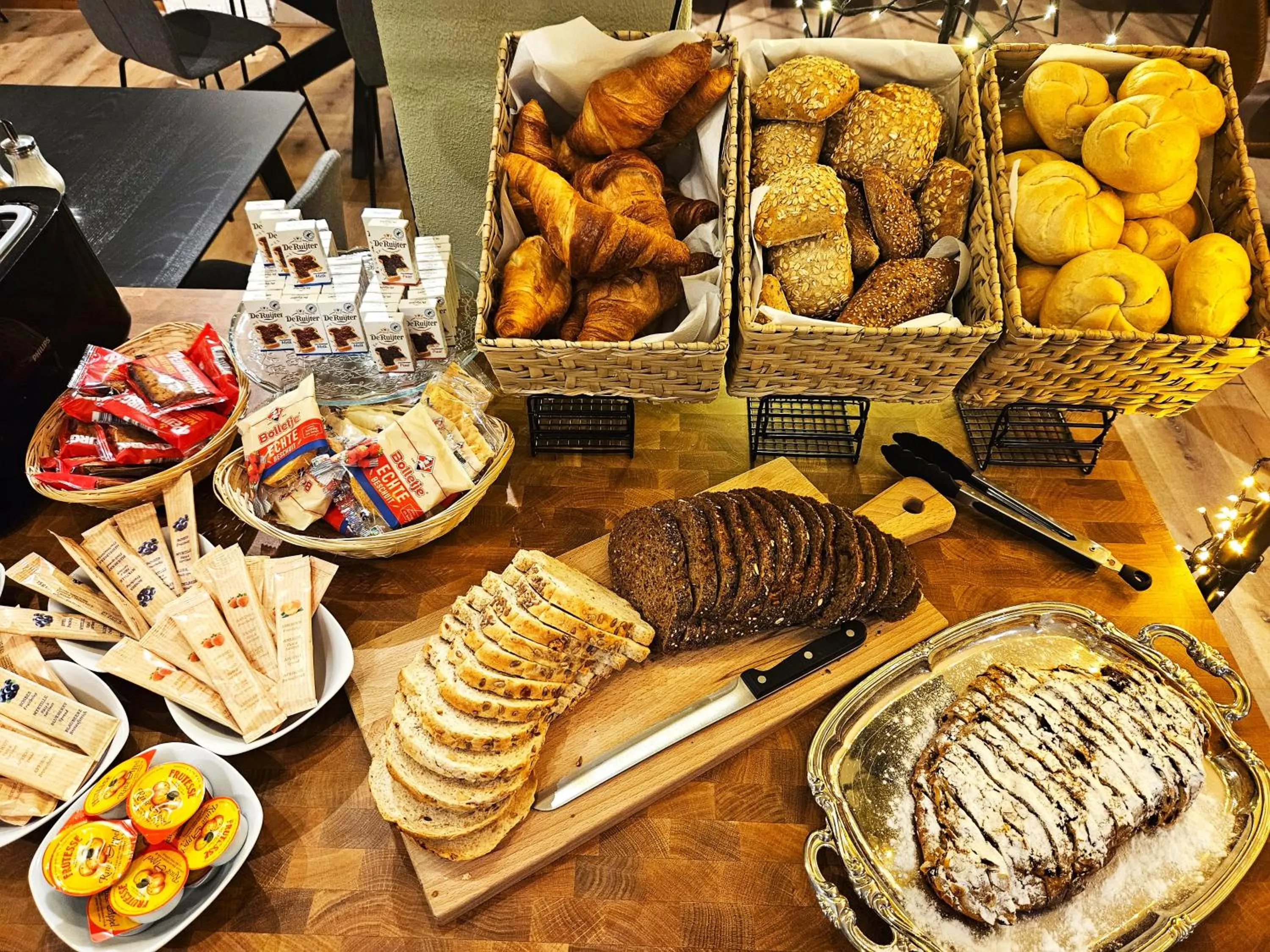 Buffet breakfast in Hotel de Korenwolf