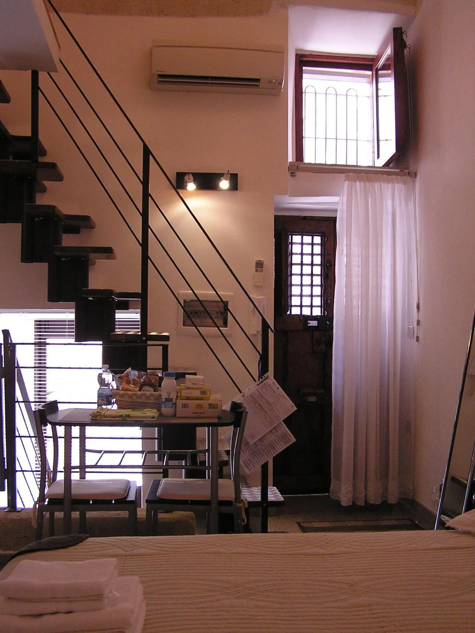 Dining area in Art Transparent B&B