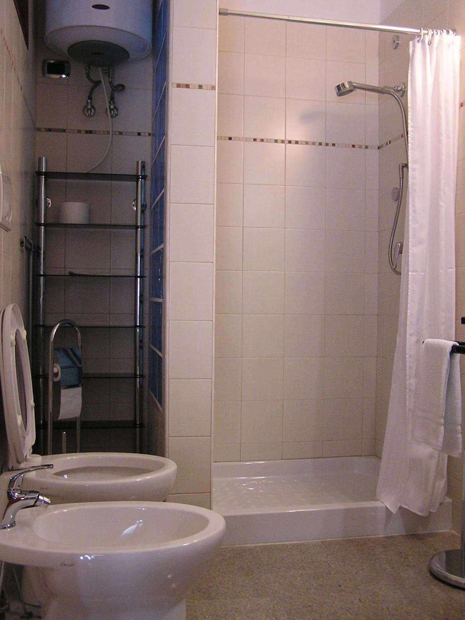 Shower in Art Transparent B&B