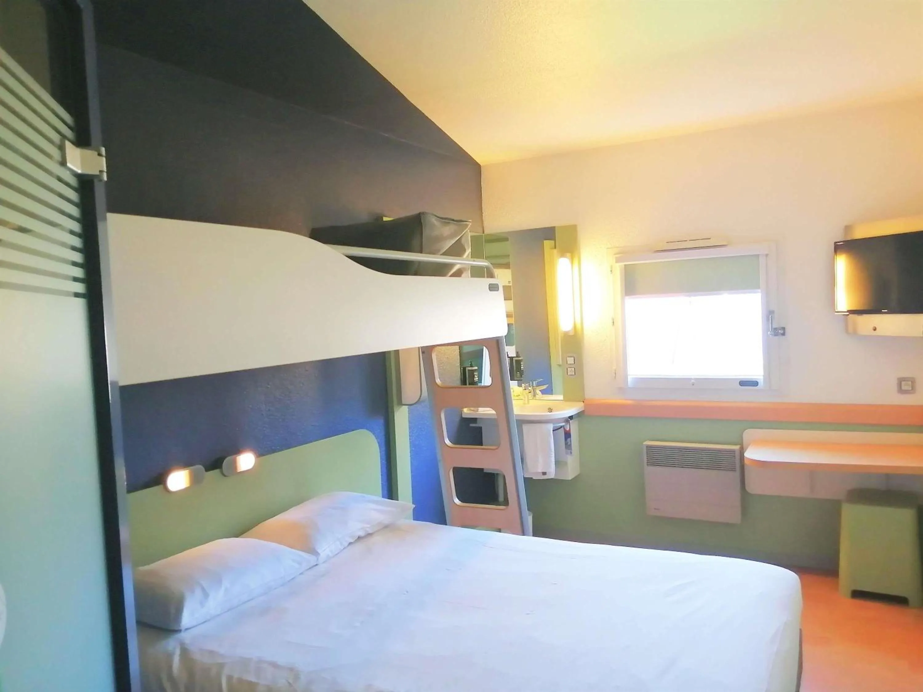 Bedroom, Bed in ibis budget Poitiers Sud