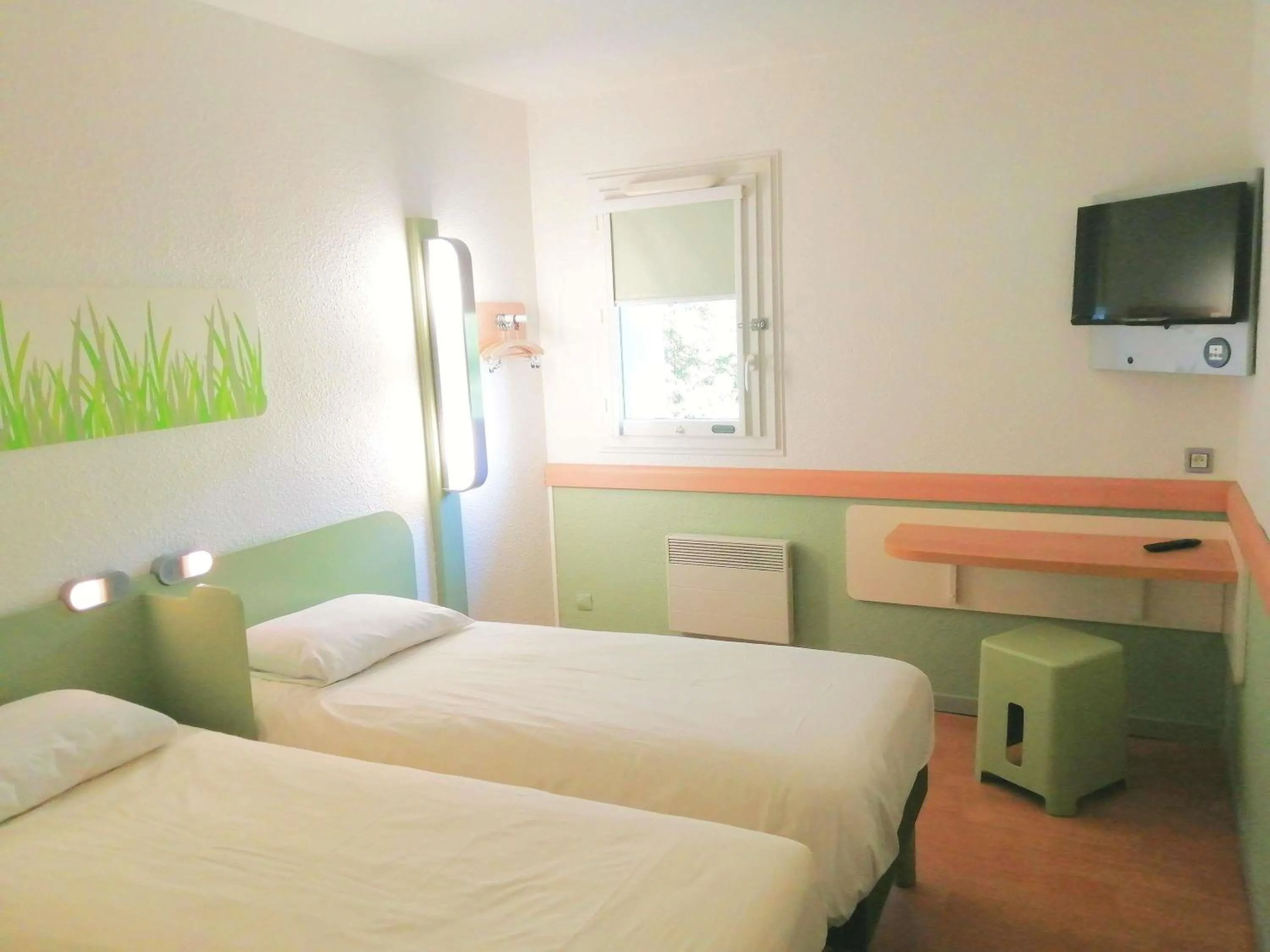 Bedroom, Bed in ibis budget Poitiers Sud