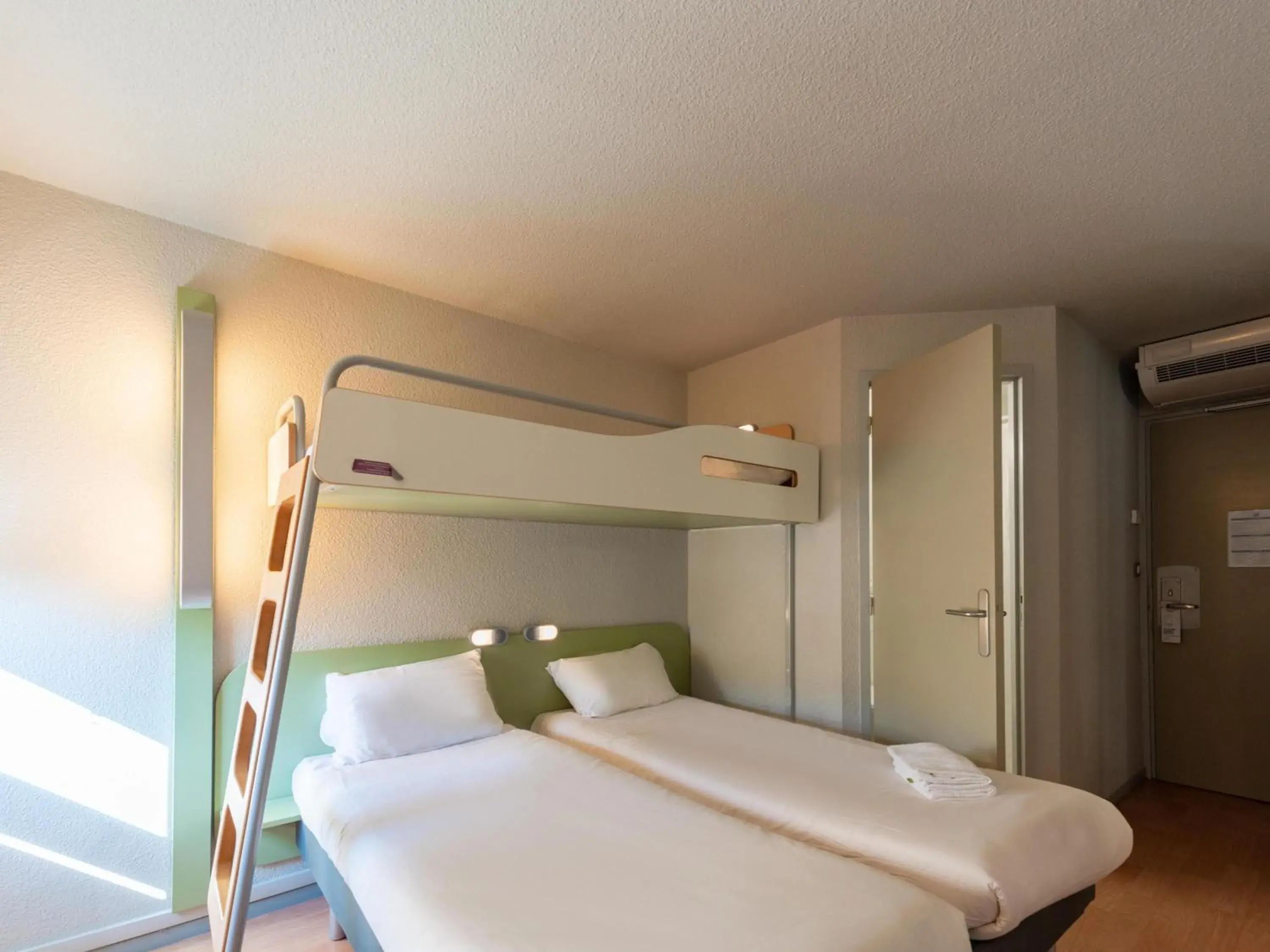 Standard Twin Room with Bunk Bed in Ibis Budget Avignon Nord Standard Twin Room with Bunk Bed in Ibis Budget Avignon Nord