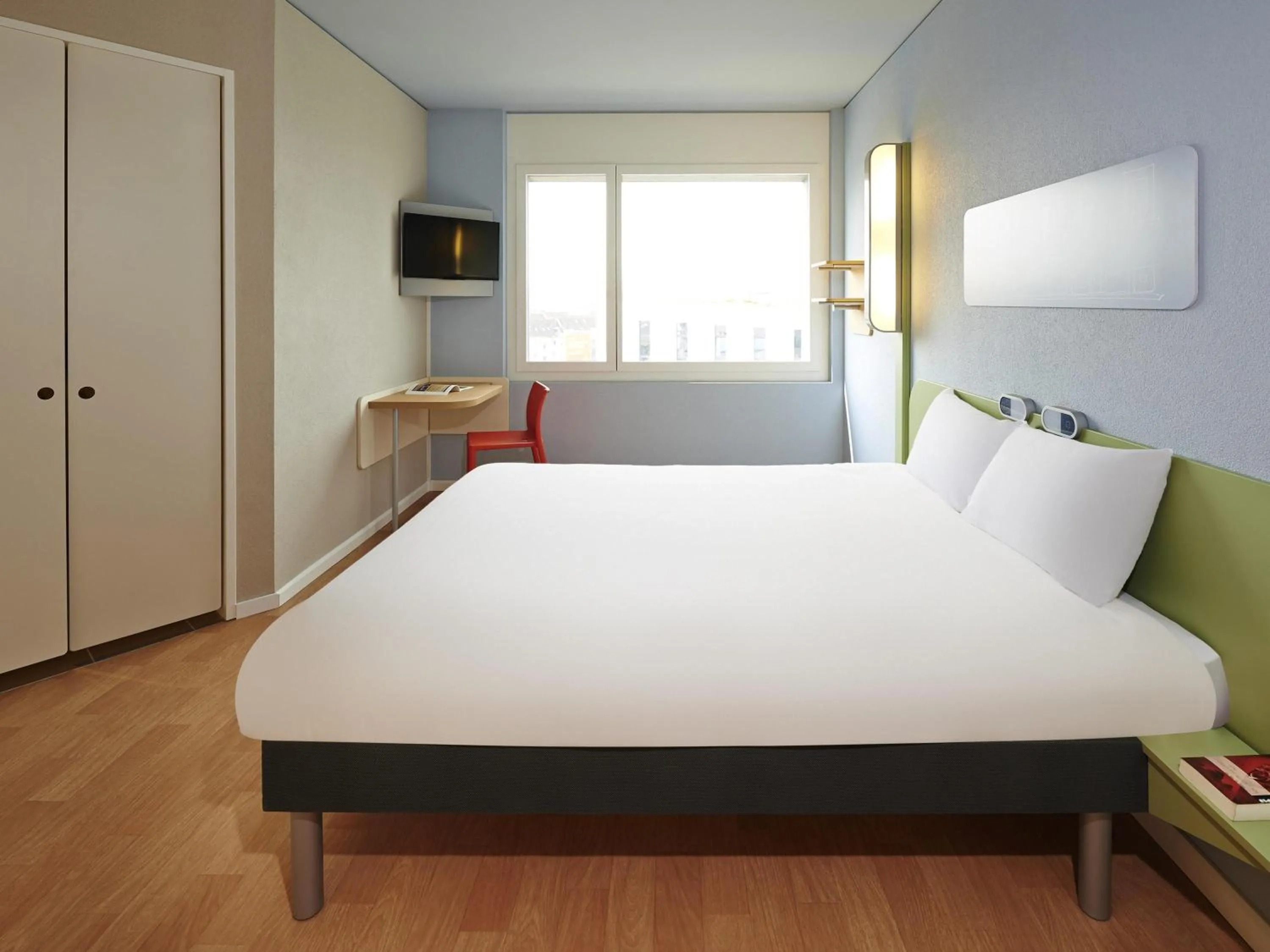 Bedroom, Bed in ibis budget Basel City