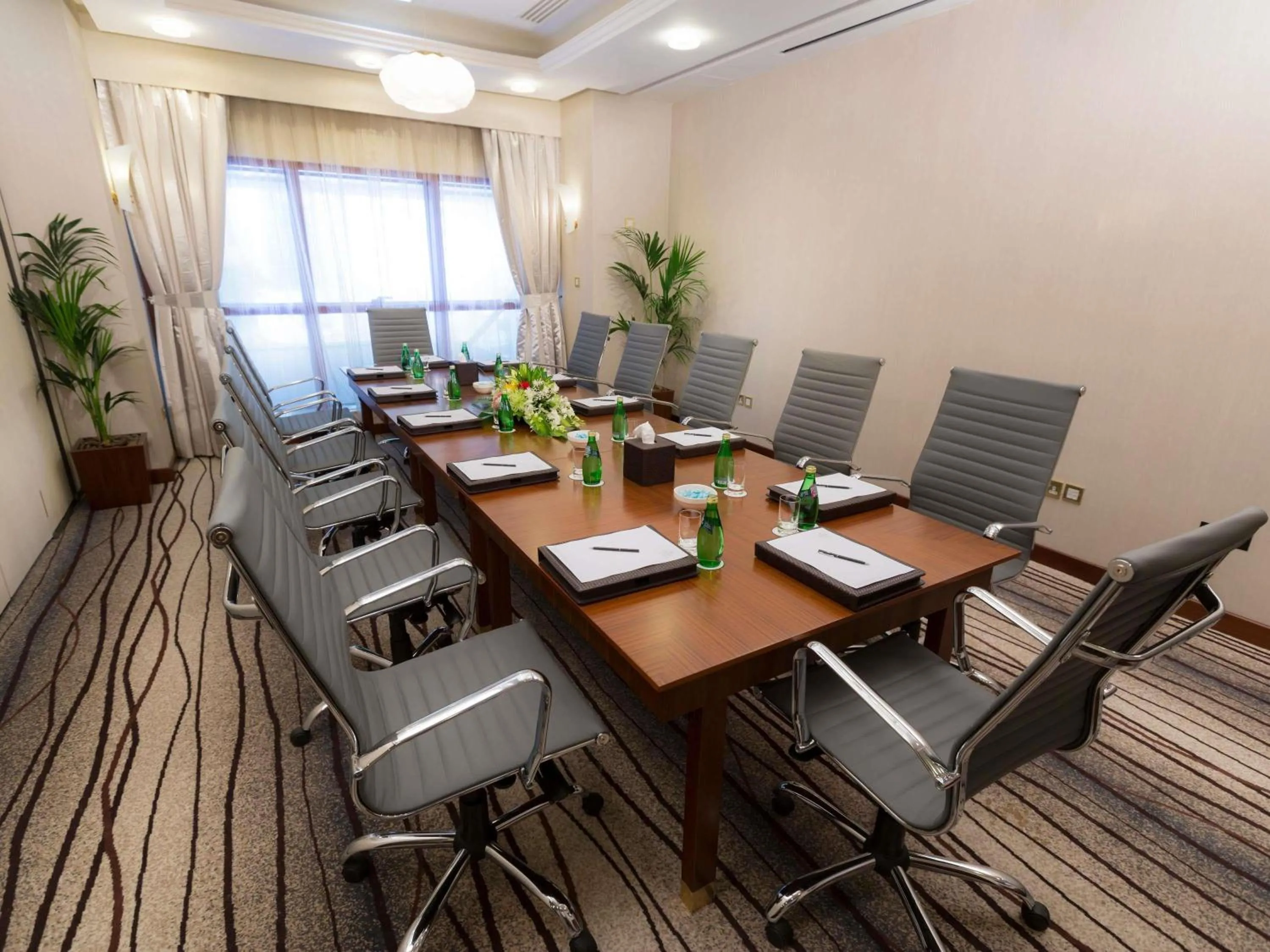 Meeting/conference room in Grand Mercure Majlis Residences Abu Dhabi