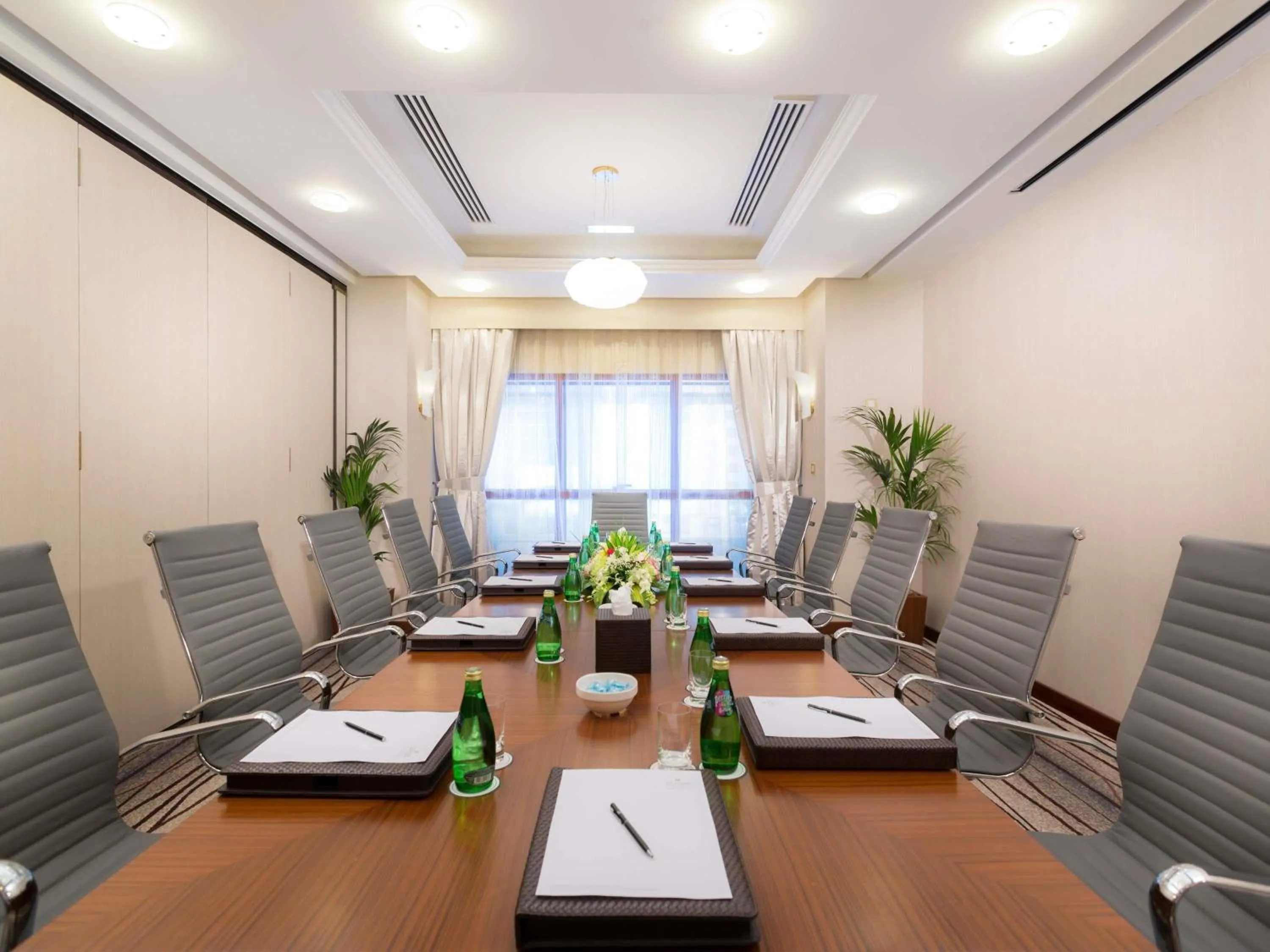Meeting/conference room in Grand Mercure Majlis Residences Abu Dhabi