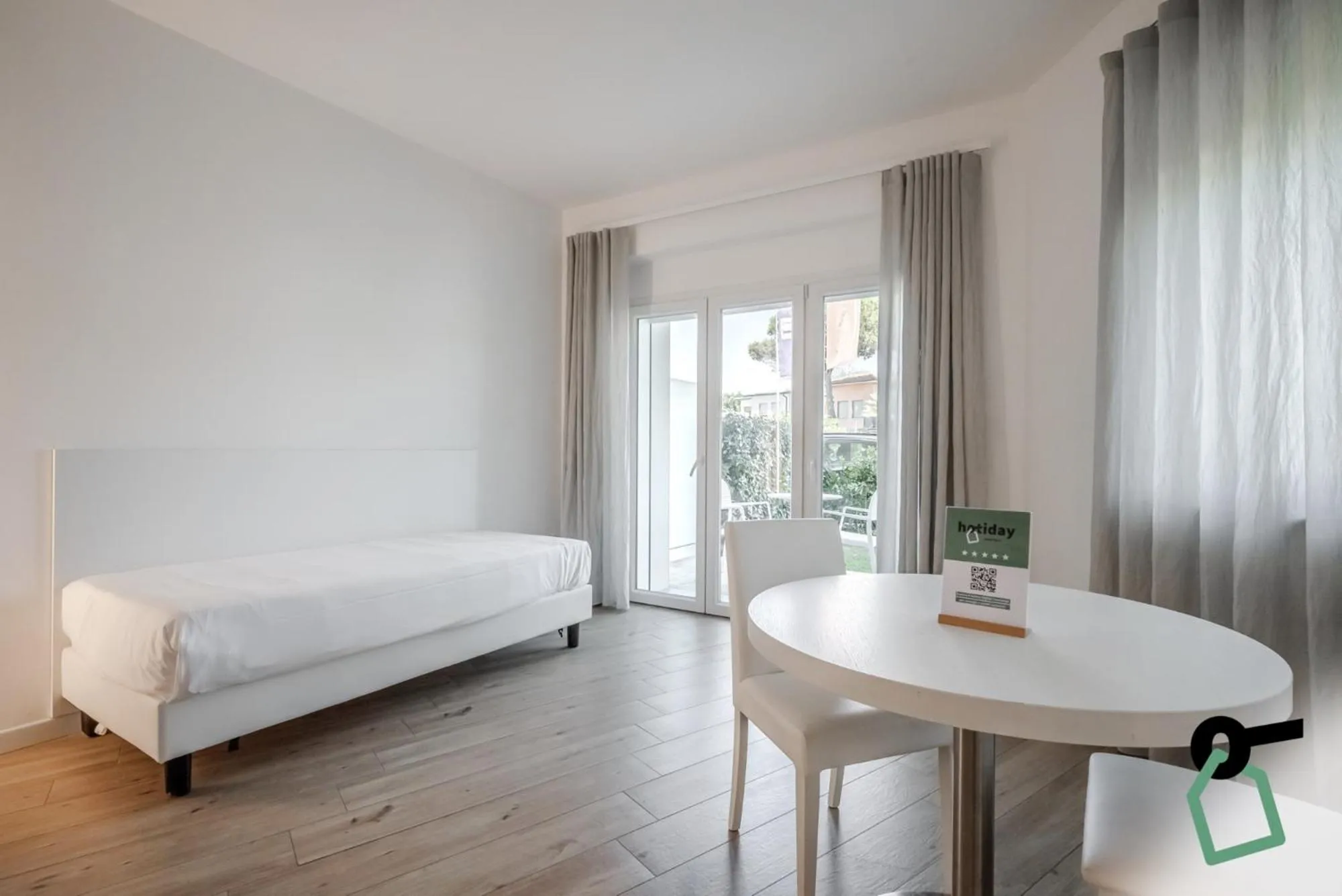 Bedroom, Bed in HOTIDAY Room Collection - Tirrenia