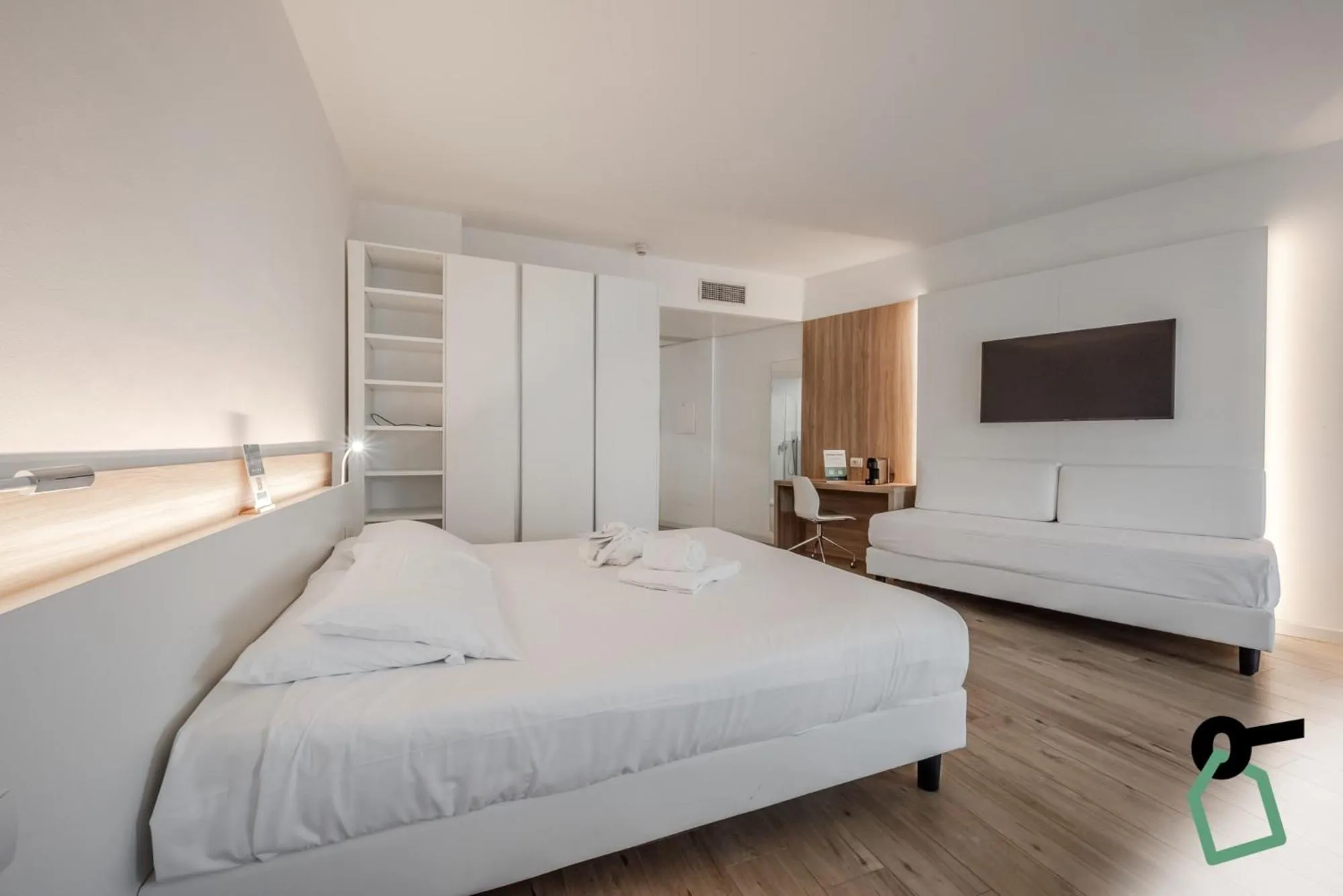 Photo of the whole room, Bed in HOTIDAY Room Collection - Tirrenia