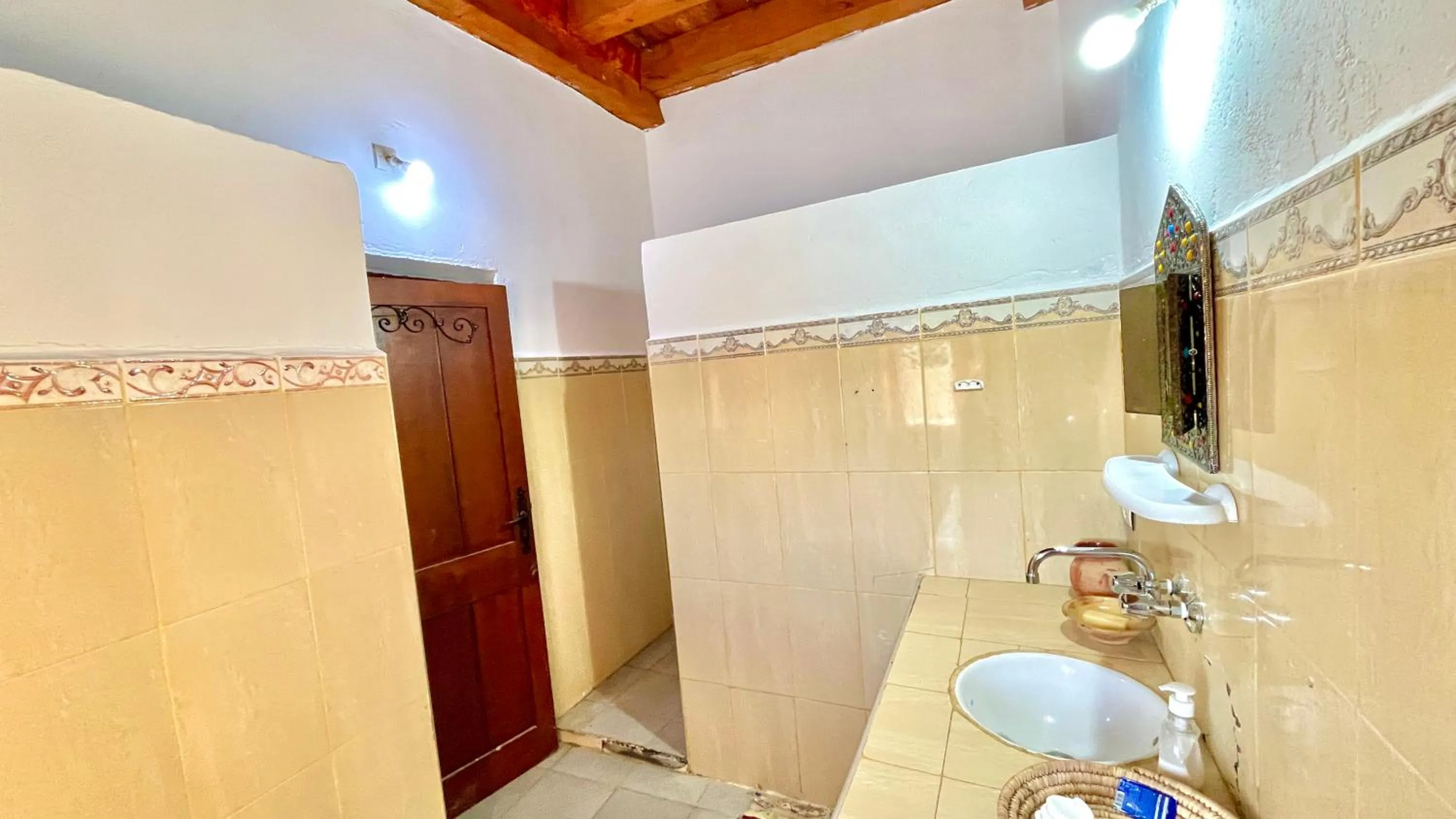 Shower in Kasbah Restaurant Citoyenne