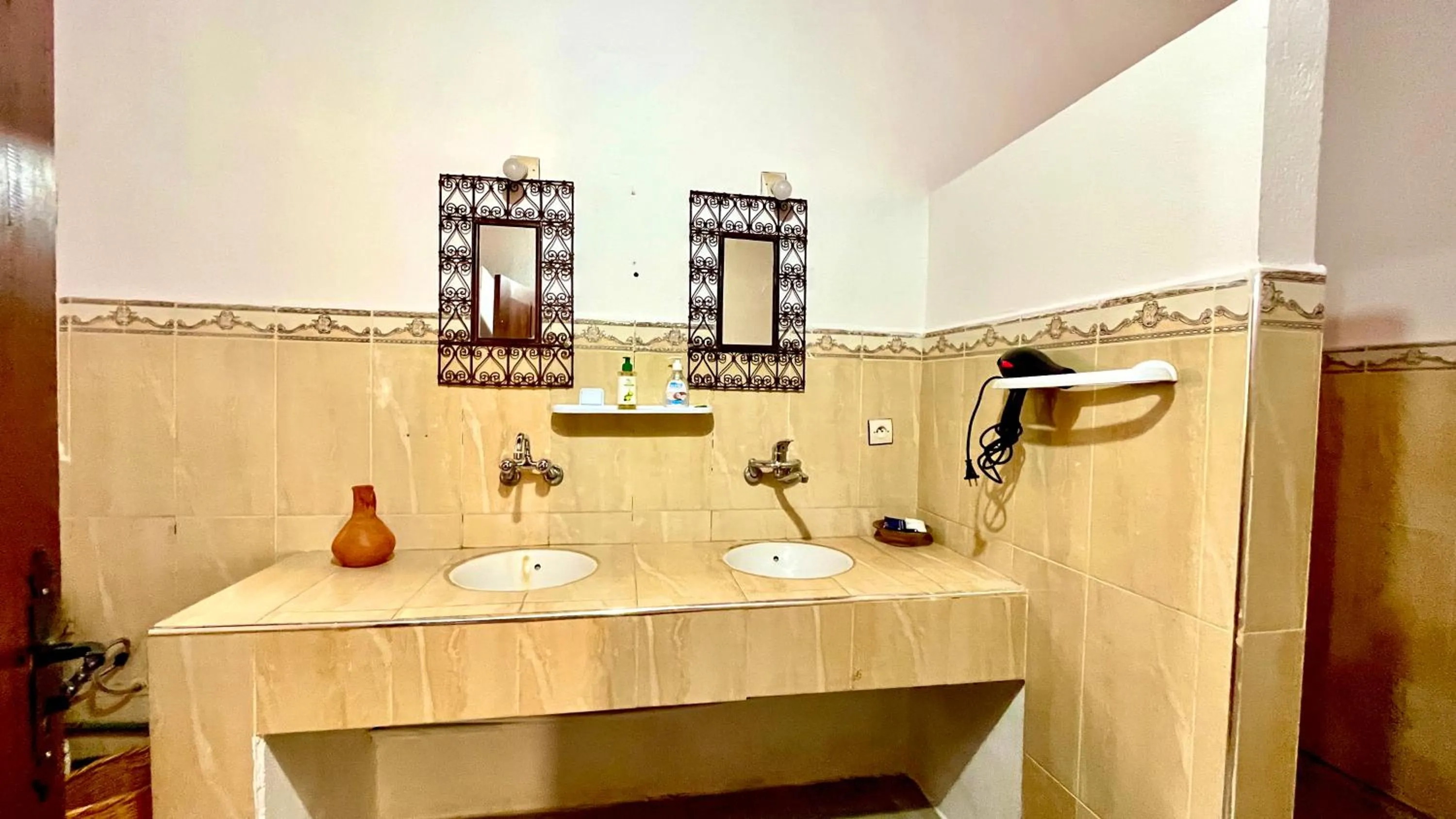 Bathroom in Kasbah Restaurant Citoyenne