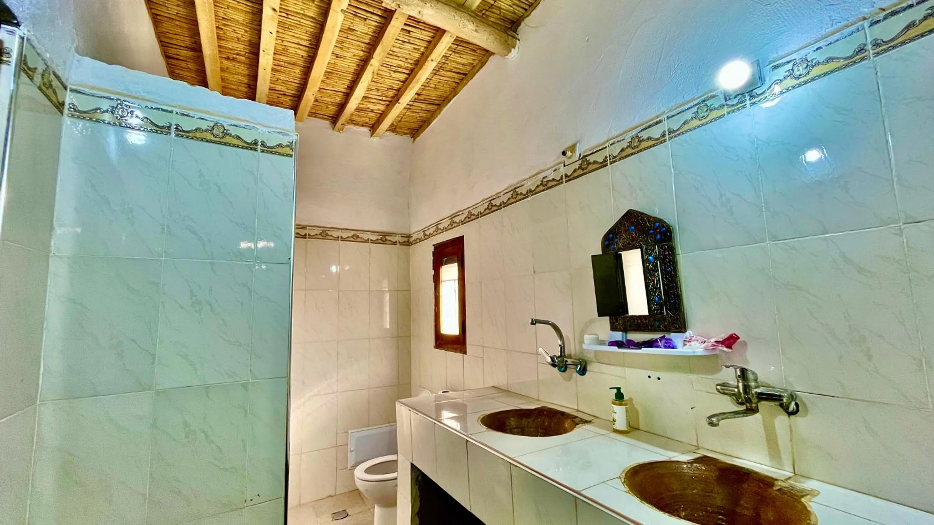 Shower in Kasbah Restaurant Citoyenne
