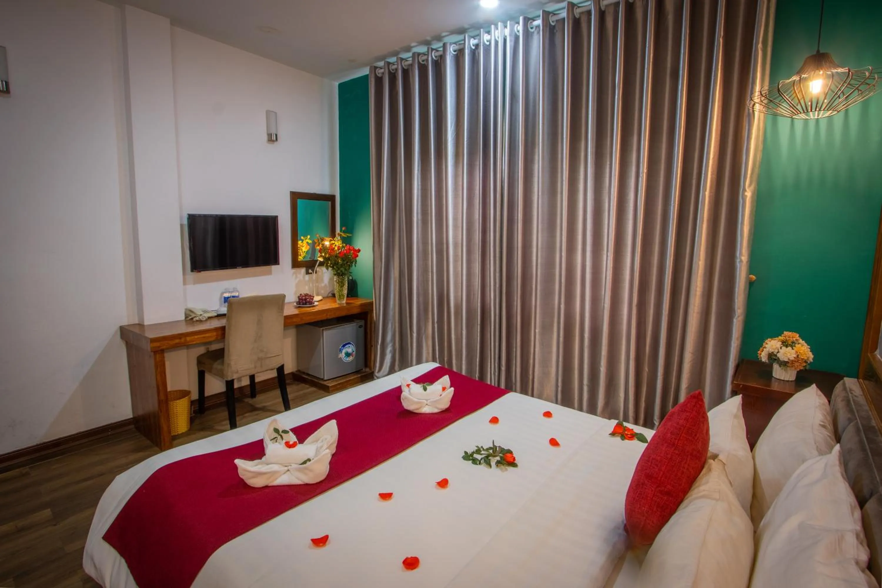 Communal lounge/ TV room, Bed in NT Elysian hotel