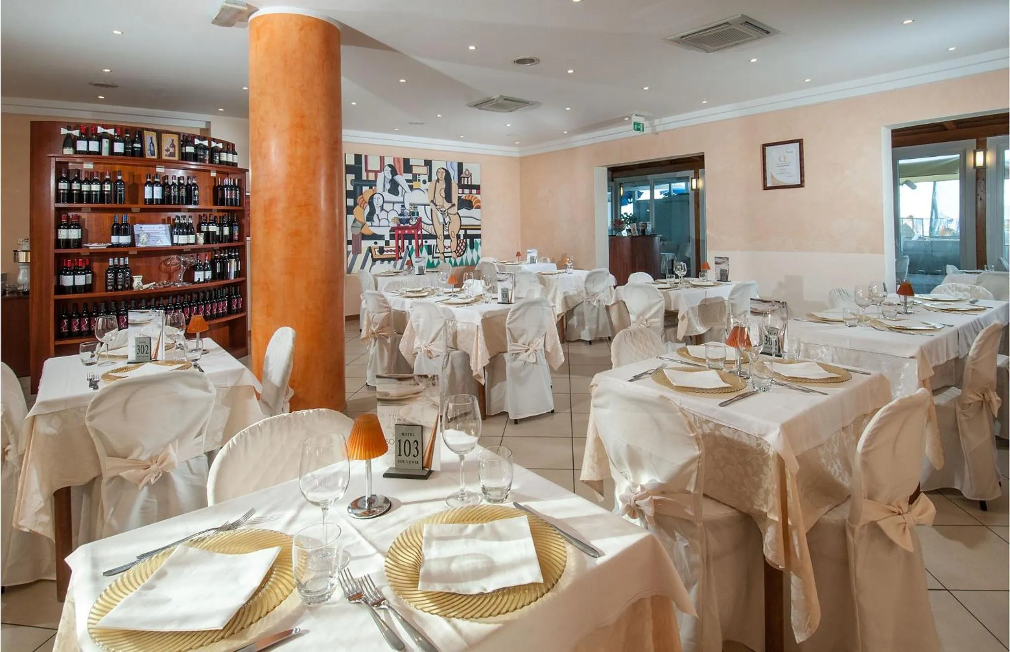 Restaurant/places to eat in Hotel Souvenir