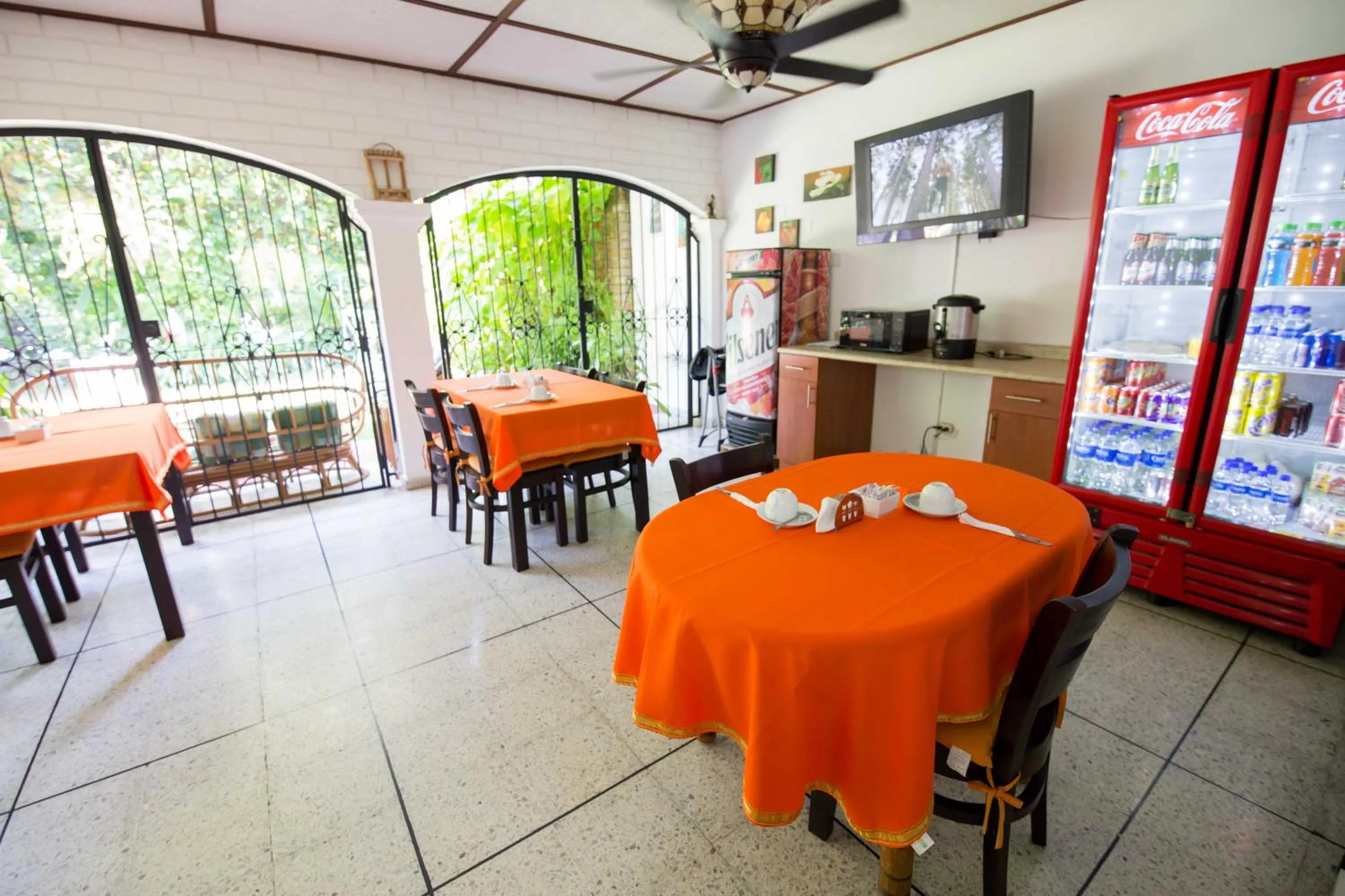 Restaurant/places to eat in Suites & Apartments San Benito - Zona Rosa