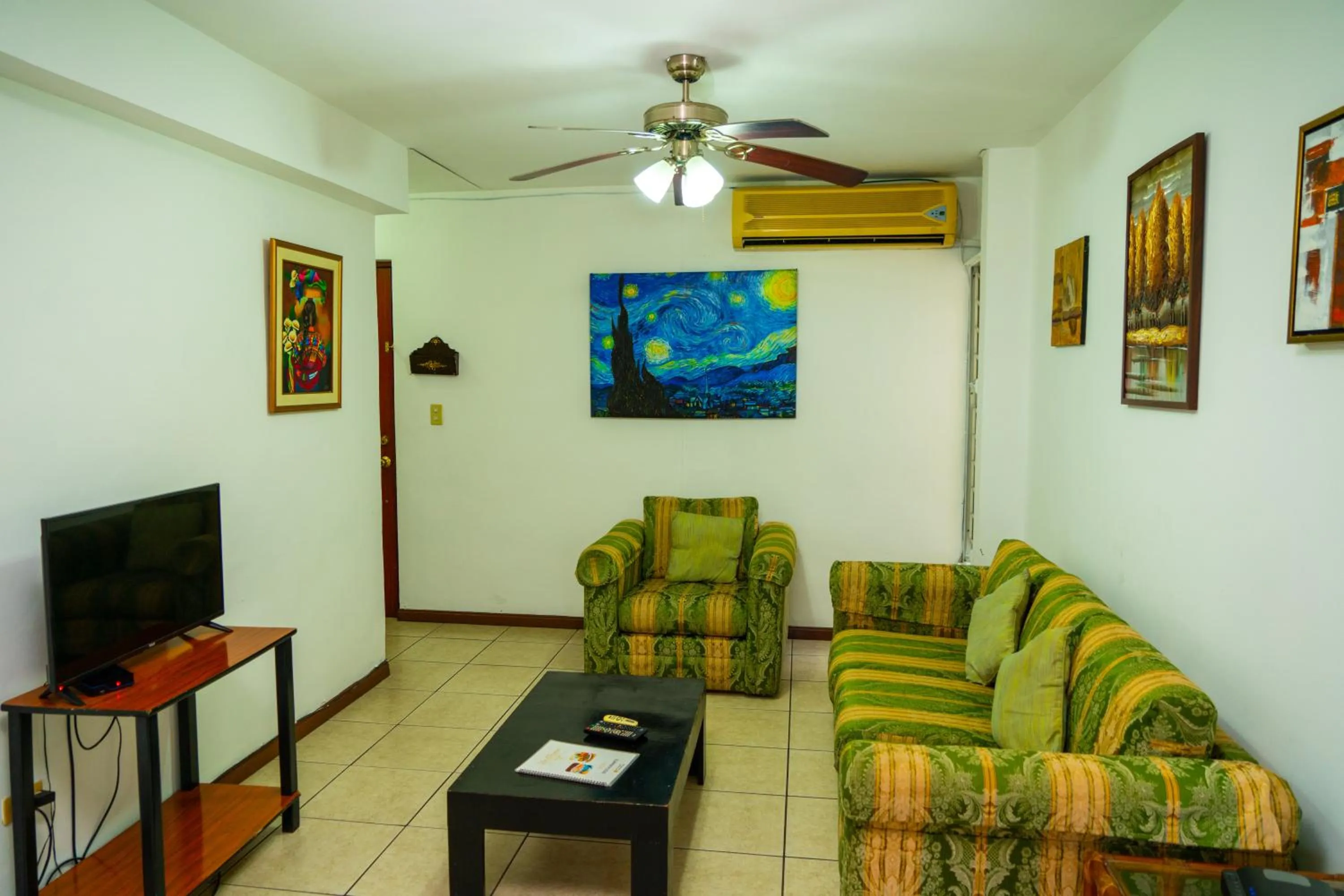 Communal lounge/ TV room in Suites & Apartments San Benito - Zona Rosa
