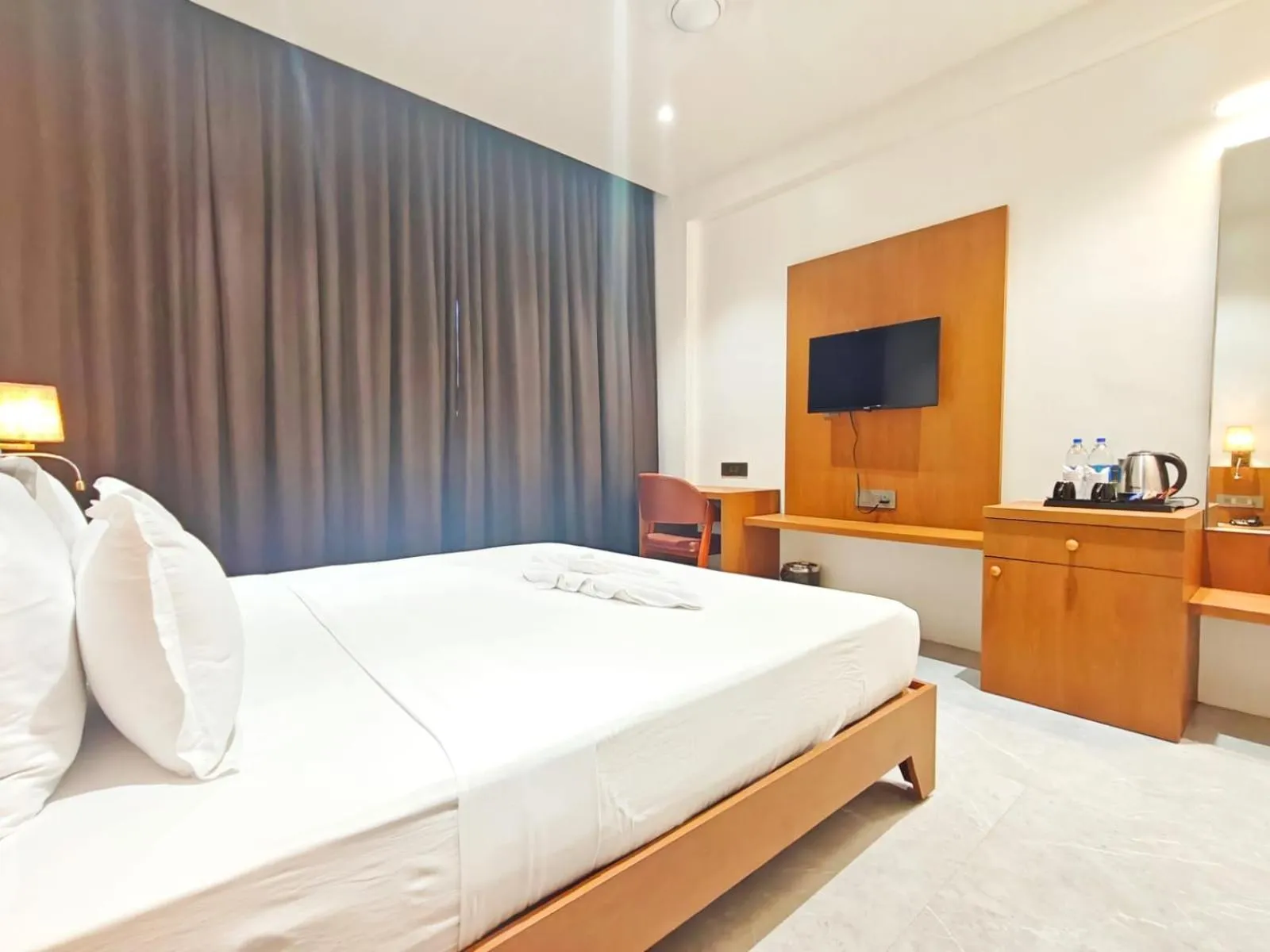 Bedroom, Bed in The S Crown Somnath