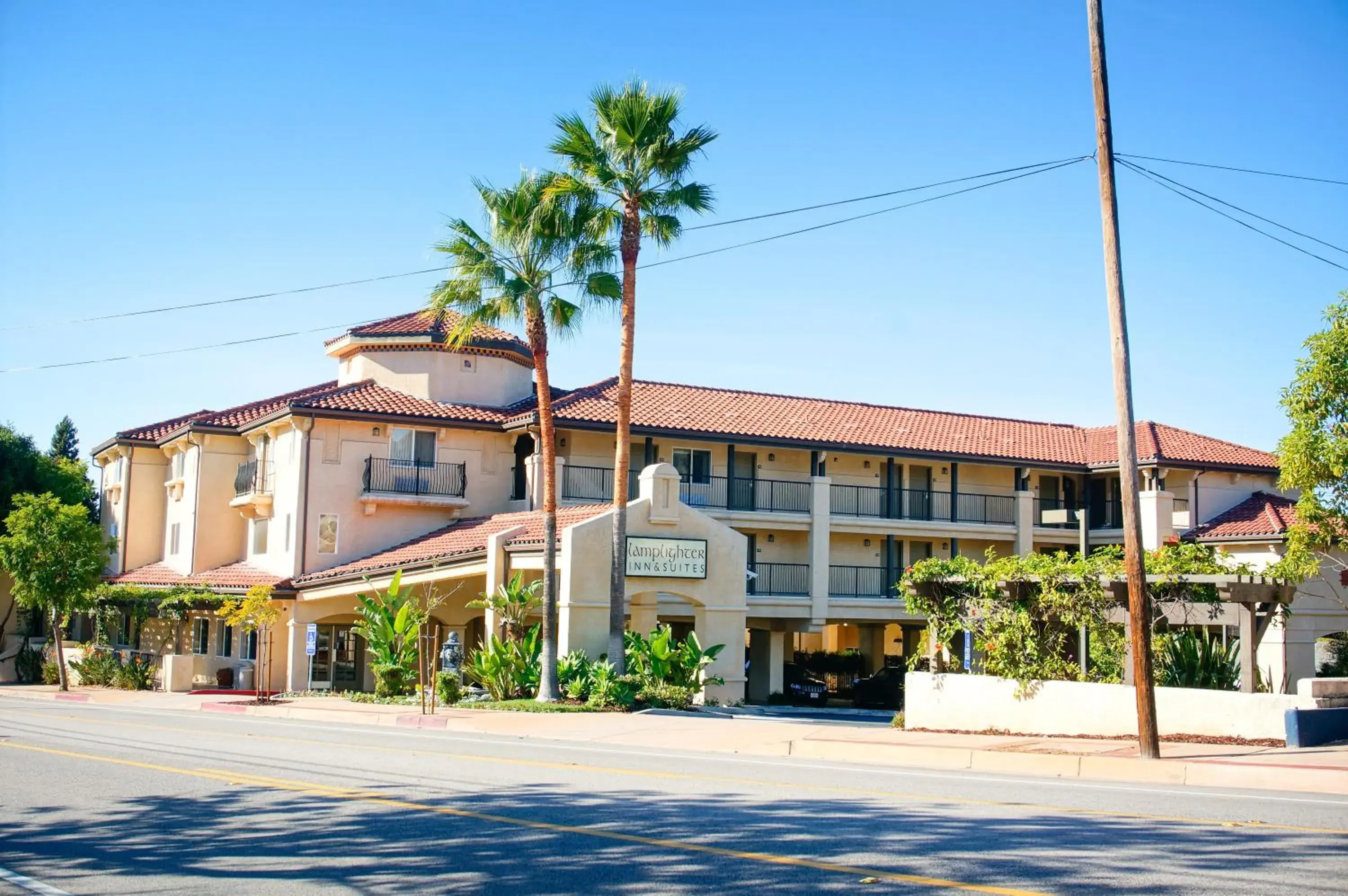 Property building in Lamplighter Inn & Suites Property building in Lamplighter Inn & Suites