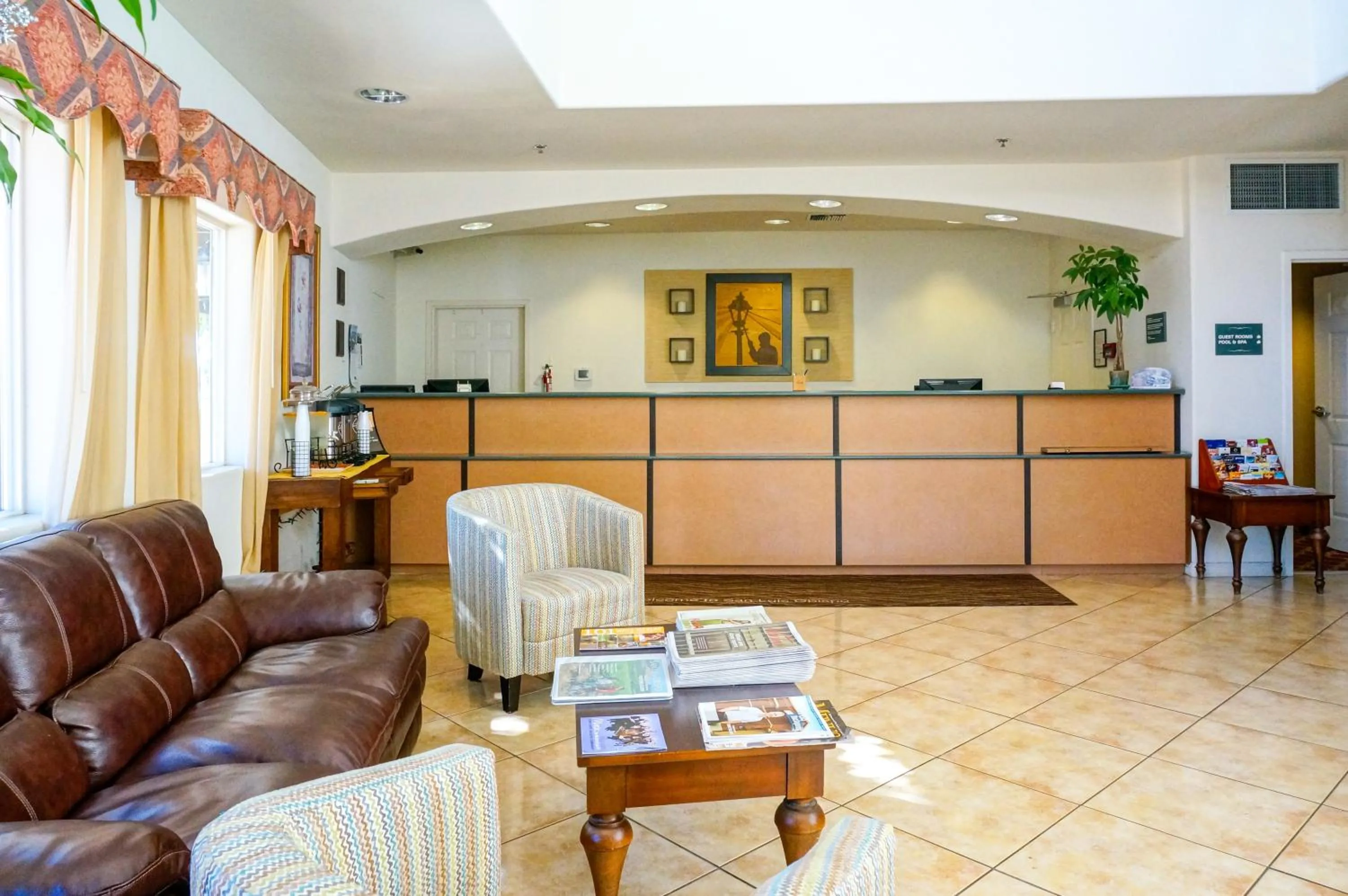 Lobby or reception in Lamplighter Inn & Suites