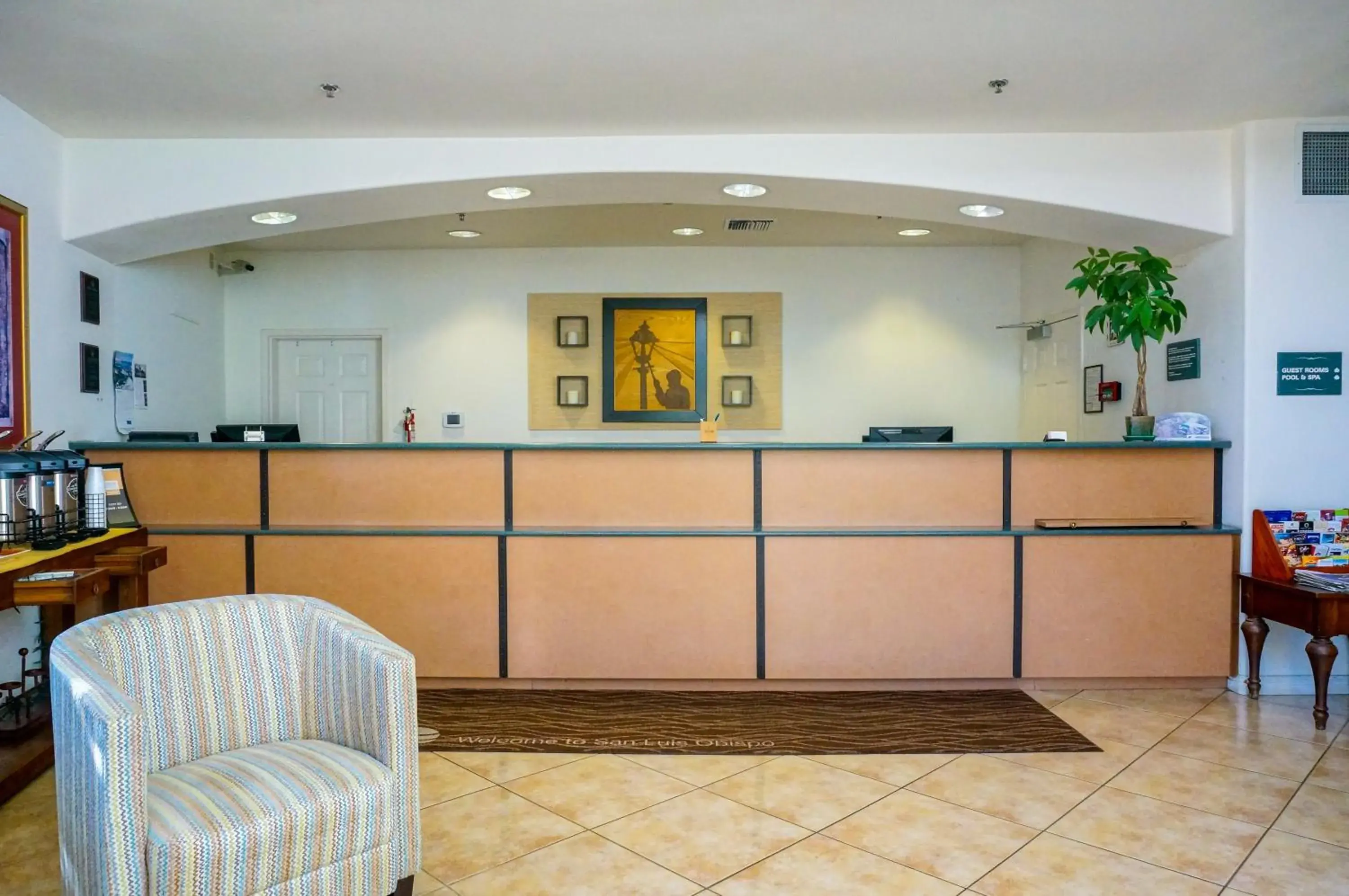 Lobby or reception in Lamplighter Inn & Suites Lobby or reception in Lamplighter Inn & Suites