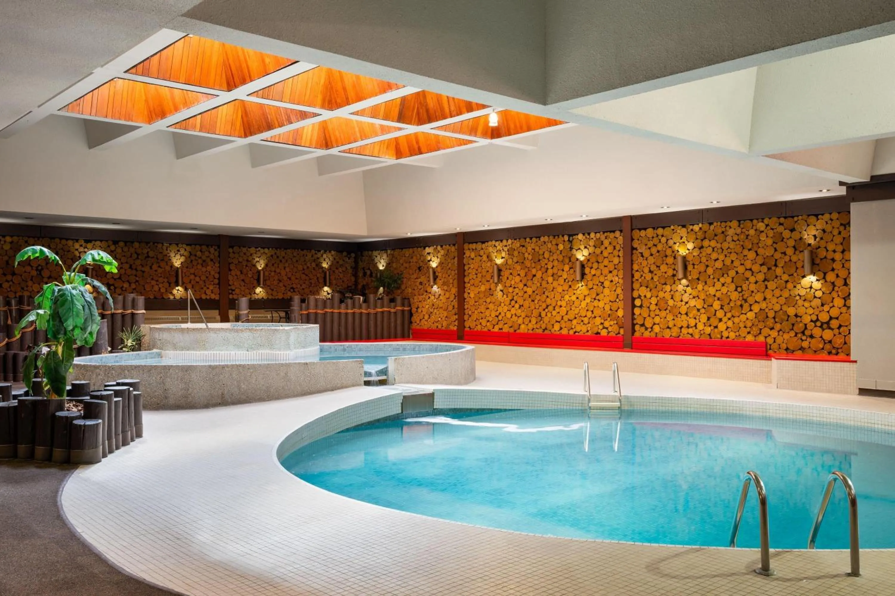 Swimming pool in Ramada Plaza by Wyndham Regina Downtown