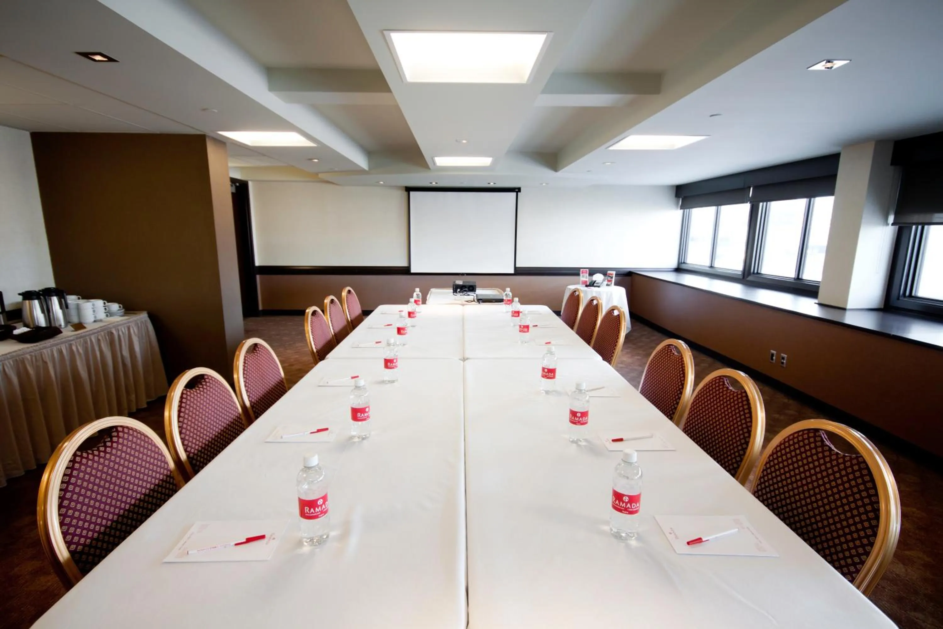 Meeting/conference room in Ramada Plaza by Wyndham Regina Downtown