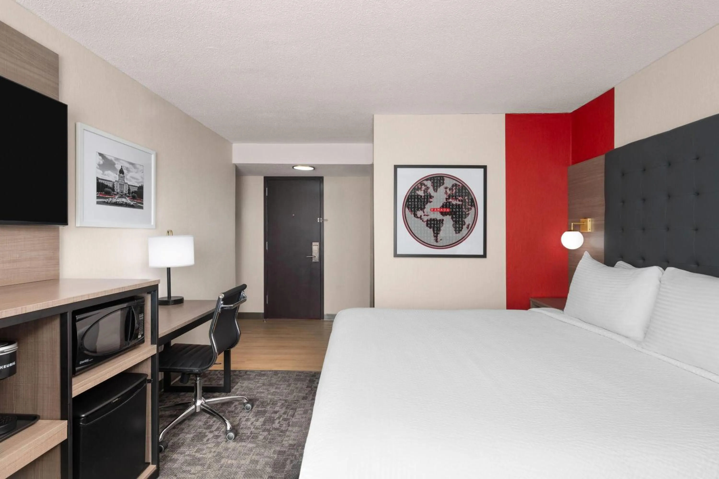 Photo of the whole room, Bed in Ramada Plaza by Wyndham Regina Downtown