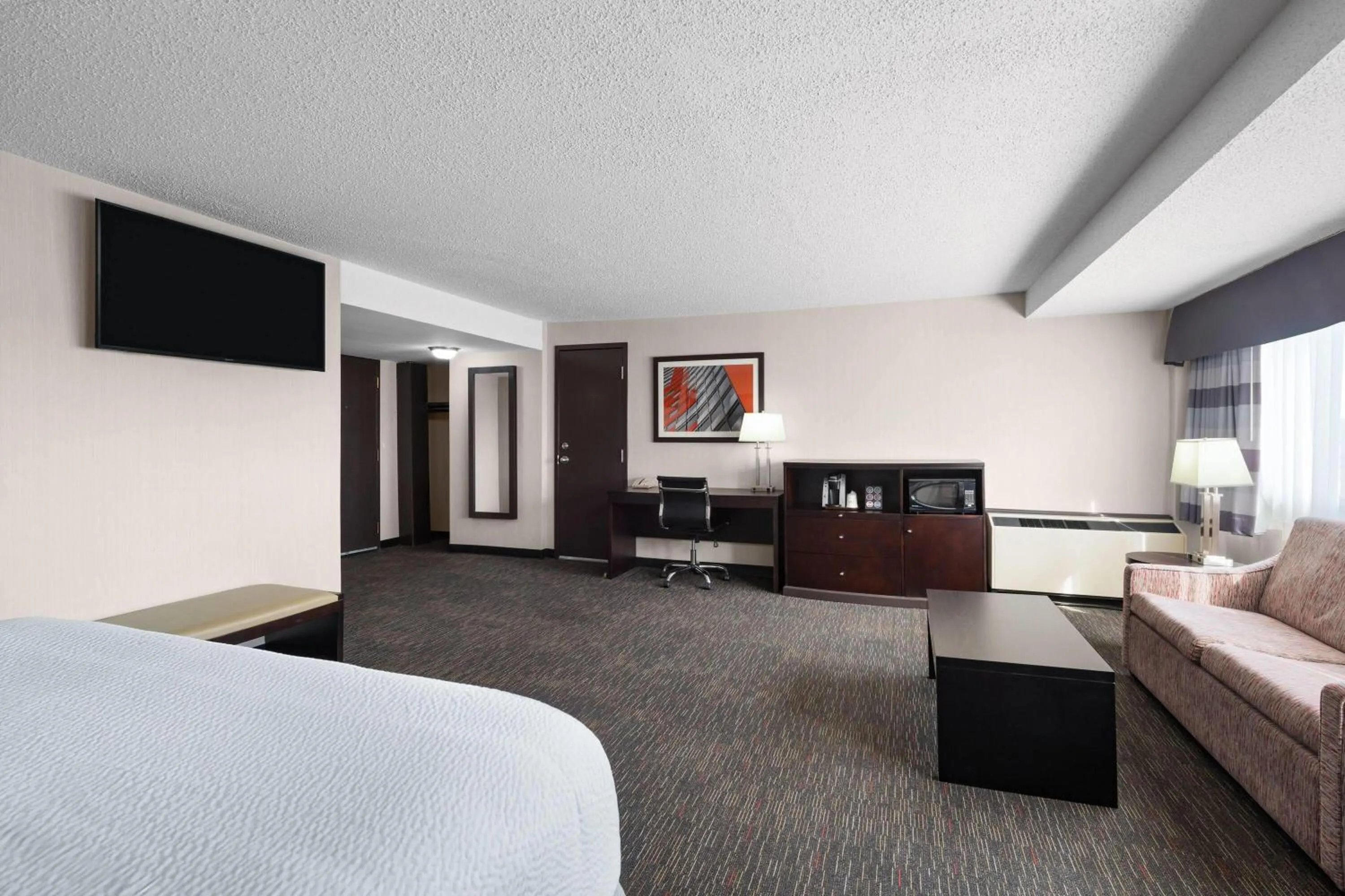 Photo of the whole room, Bed in Ramada Plaza by Wyndham Regina Downtown