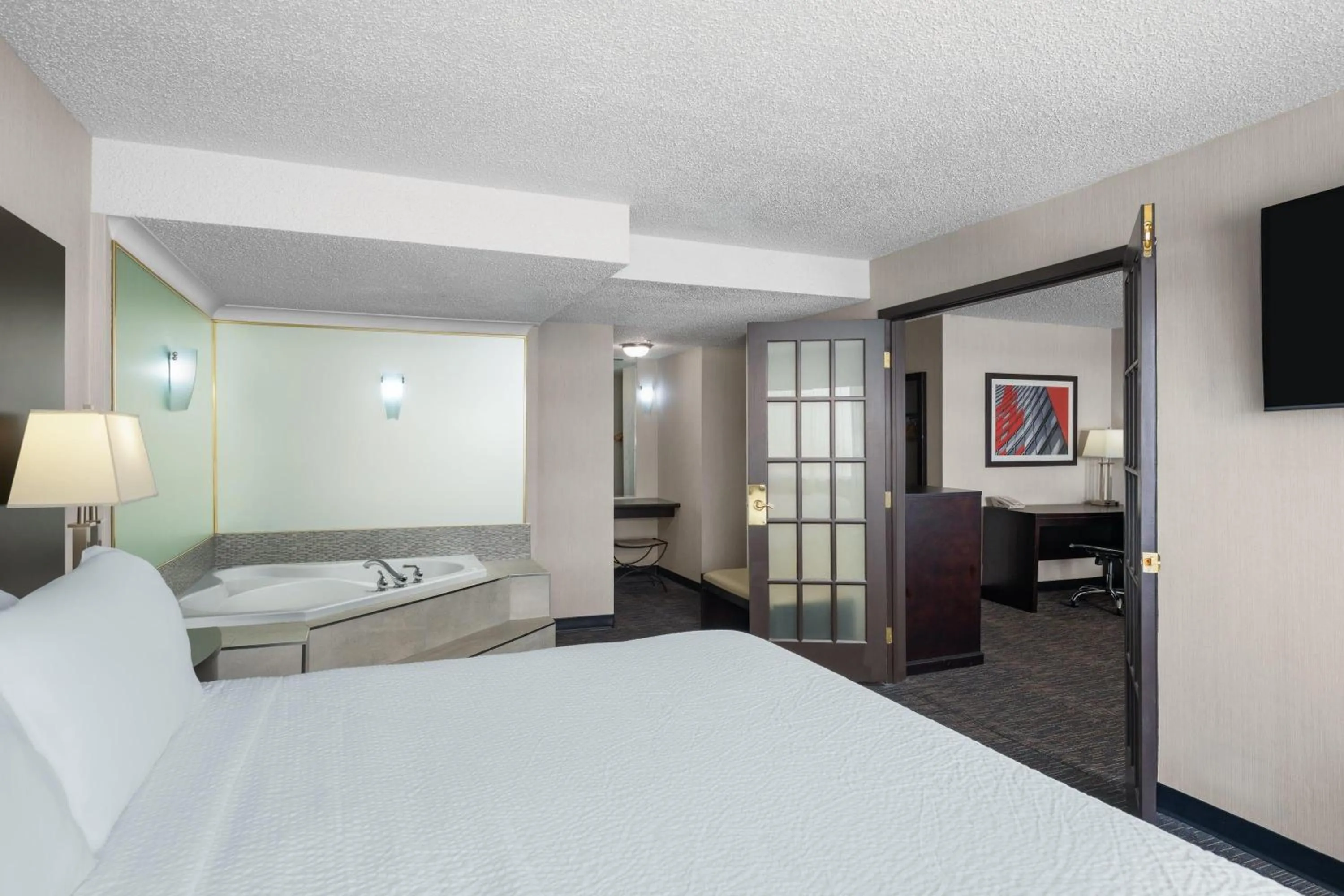 Photo of the whole room, Bed in Ramada Plaza by Wyndham Regina Downtown