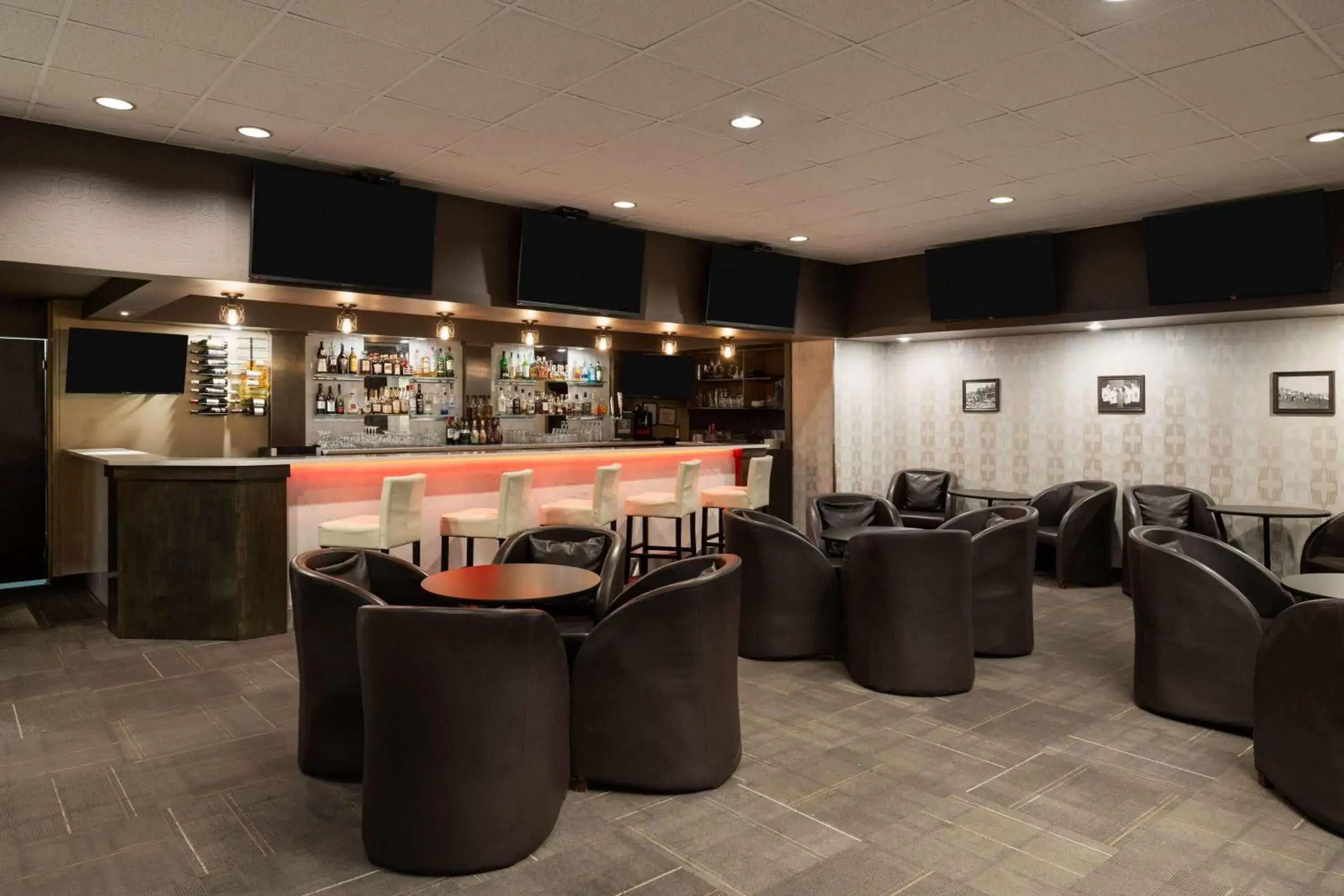 Lounge or bar in Ramada Plaza by Wyndham Regina Downtown Lounge or bar in Ramada Plaza by Wyndham Regina Downtown
