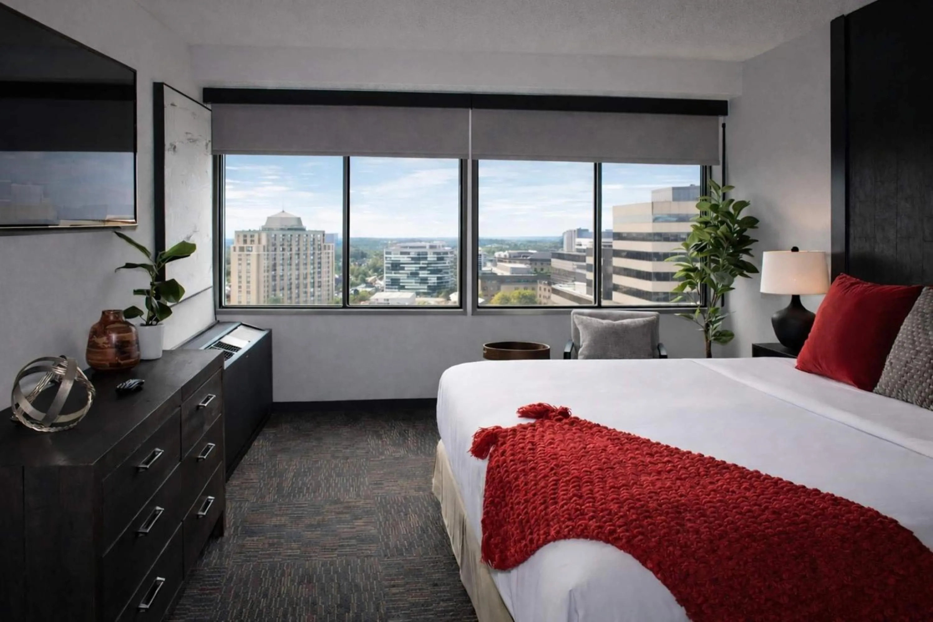 Photo of the whole room, Bed in Ramada Plaza by Wyndham Regina Downtown