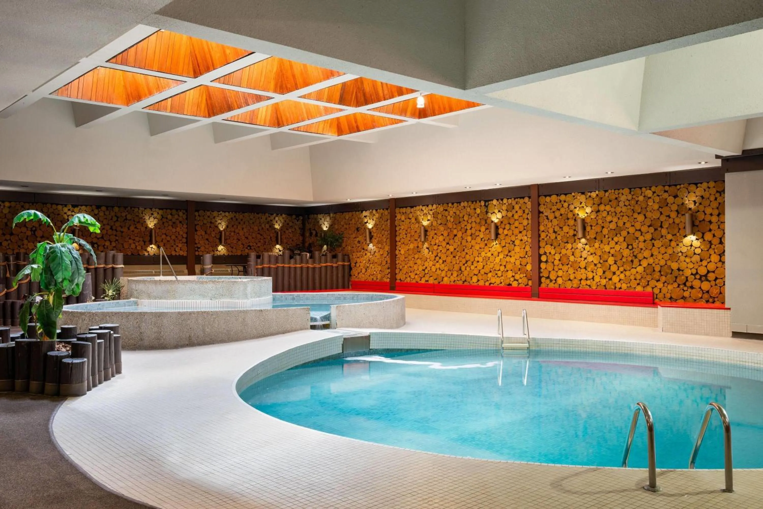 Swimming pool in Ramada Plaza by Wyndham Regina Downtown