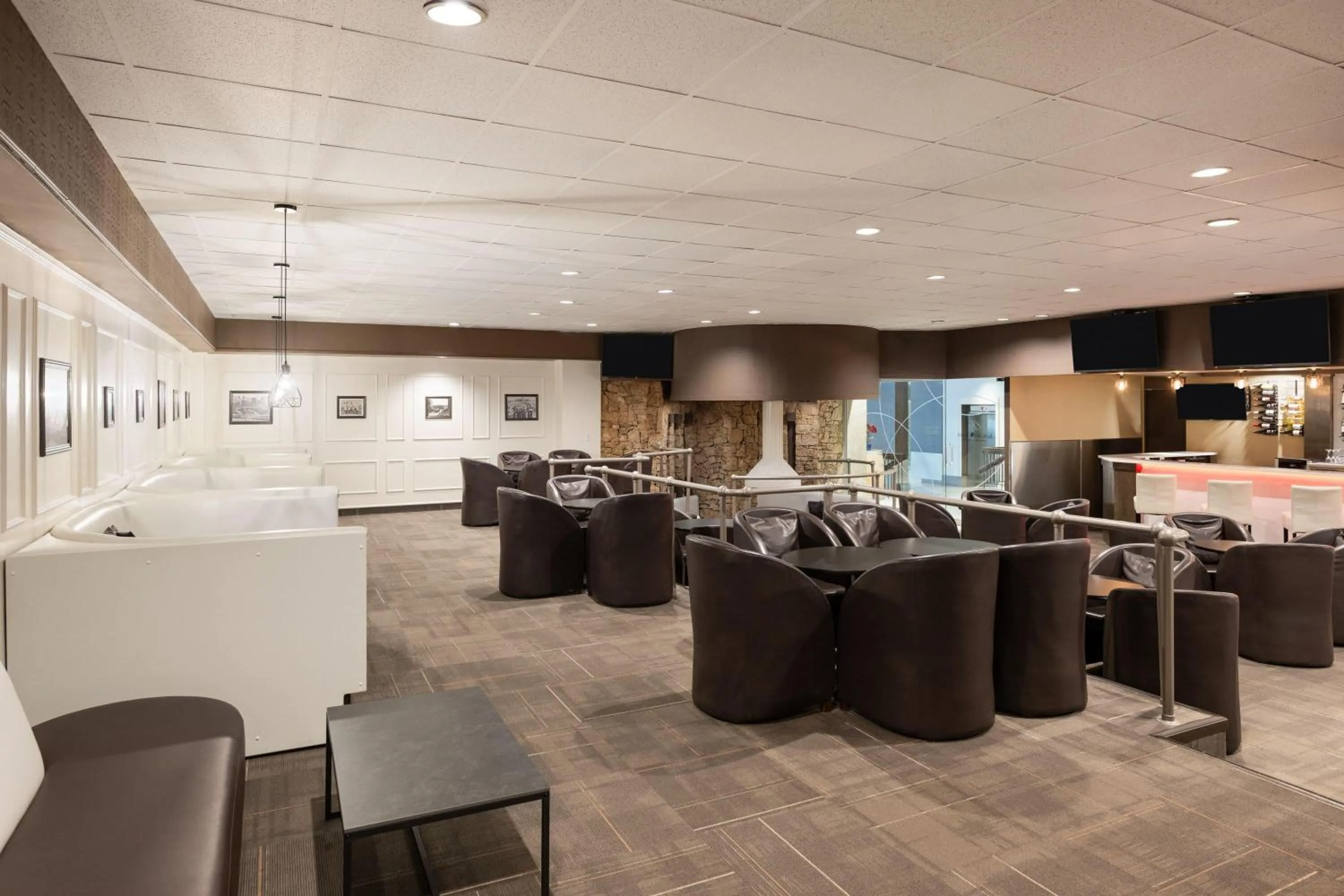Lounge or bar in Ramada Plaza by Wyndham Regina Downtown