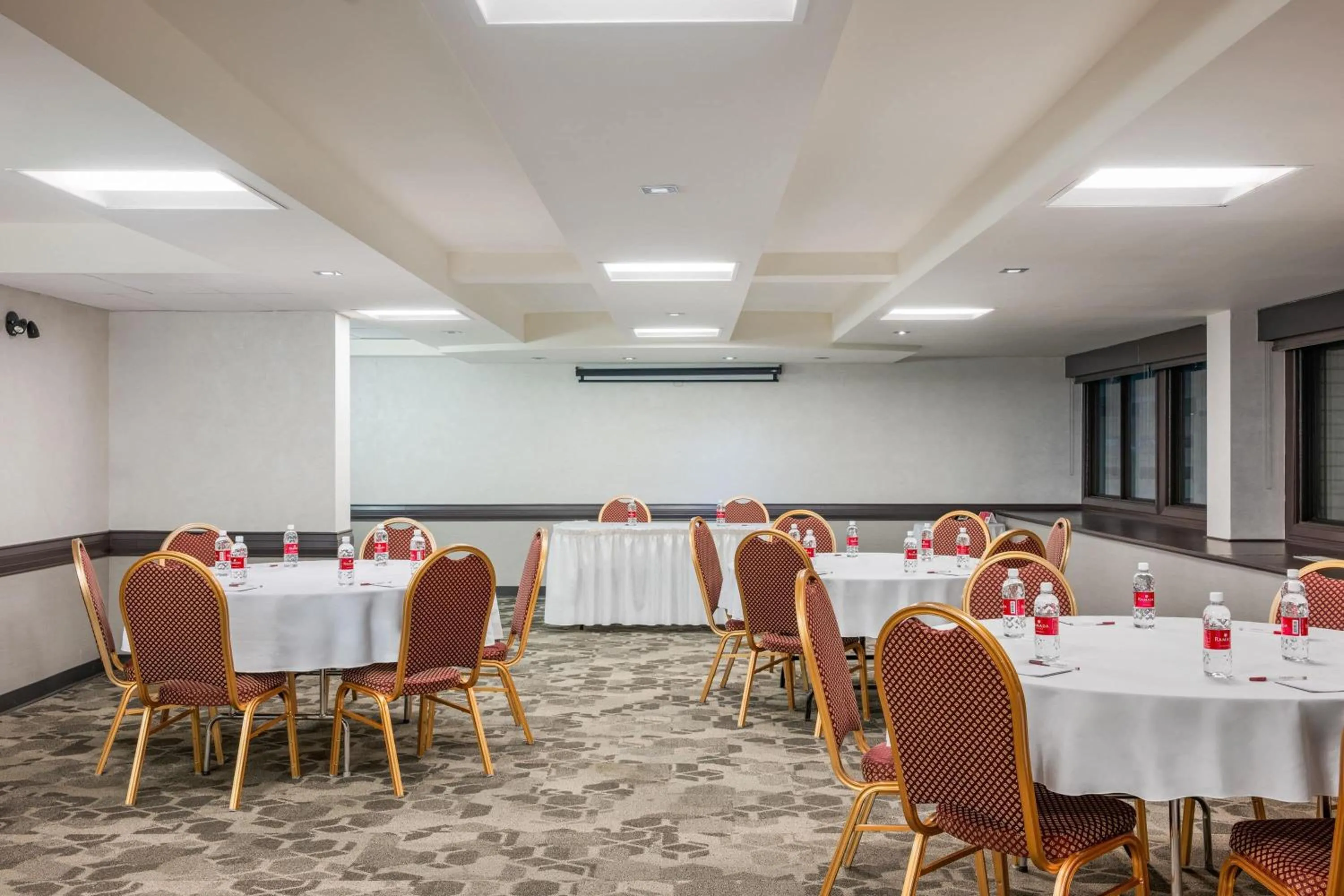 Meeting/conference room in Ramada Plaza by Wyndham Regina Downtown