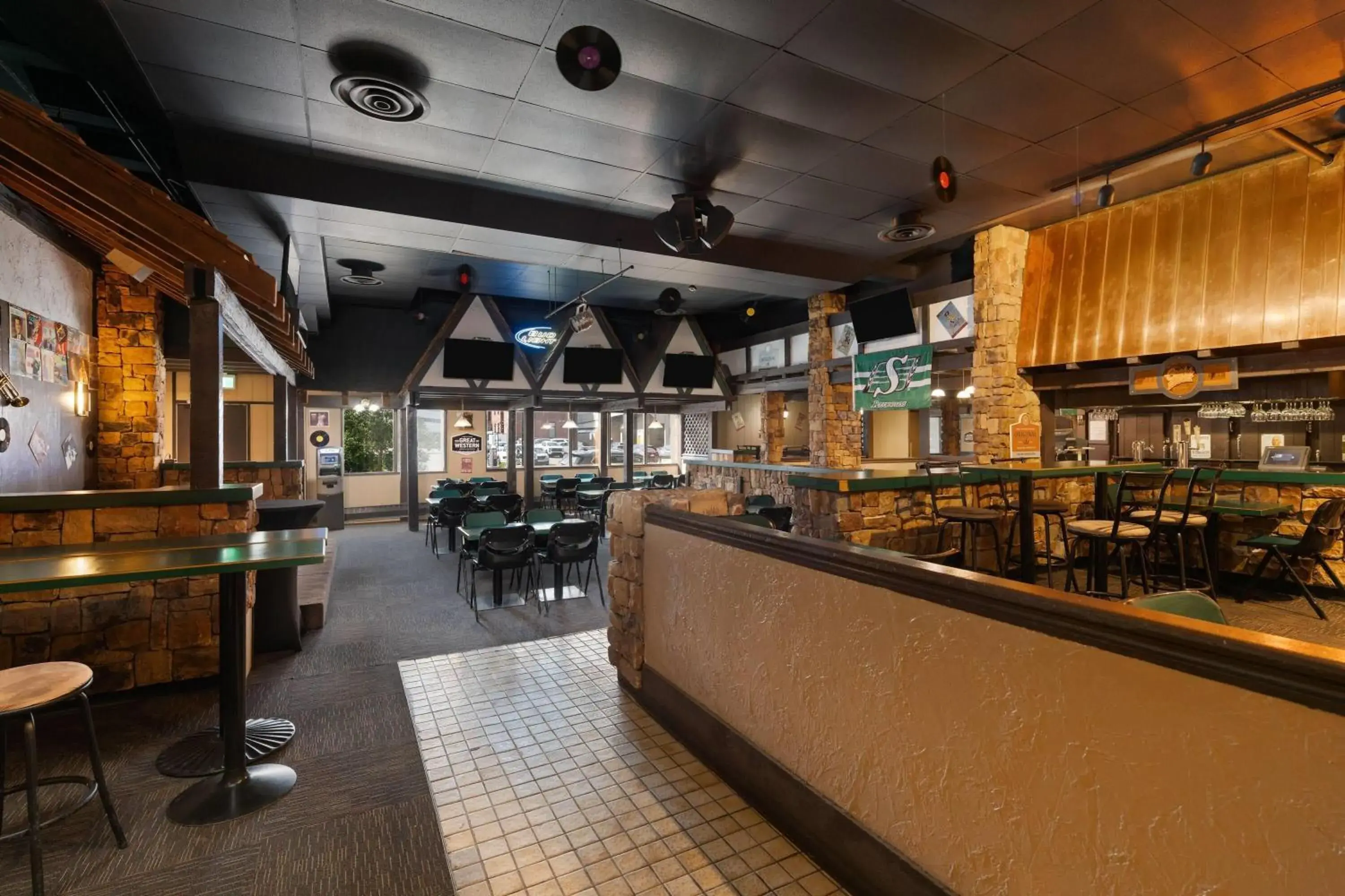 Lounge or bar in Ramada Plaza by Wyndham Regina Downtown Lounge or bar in Ramada Plaza by Wyndham Regina Downtown