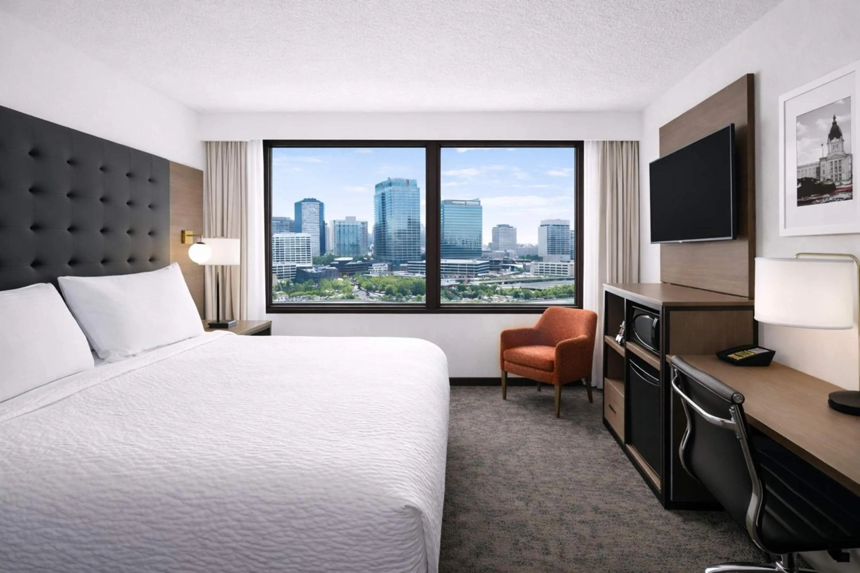 Photo of the whole room, Bed in Ramada Plaza by Wyndham Regina Downtown