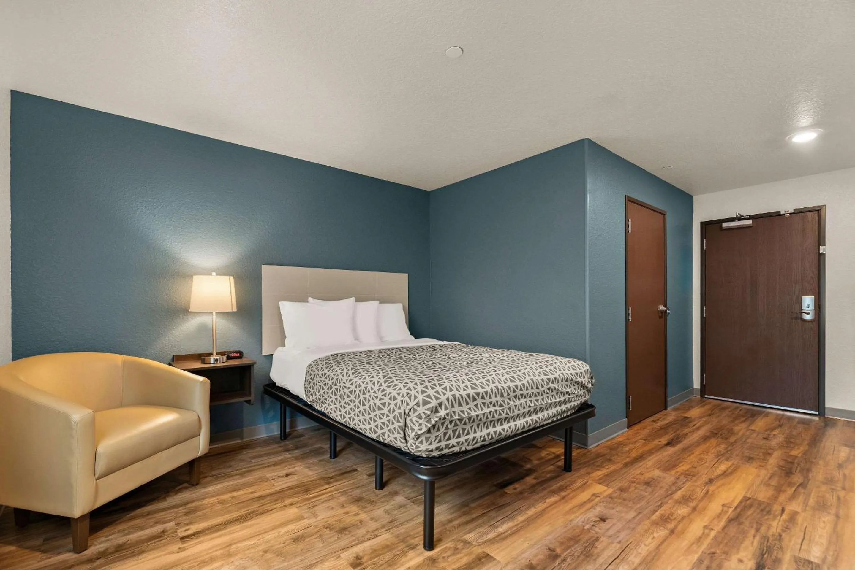 Bedroom, Bed in WoodSpring Suites Port Orange - Daytona Beach