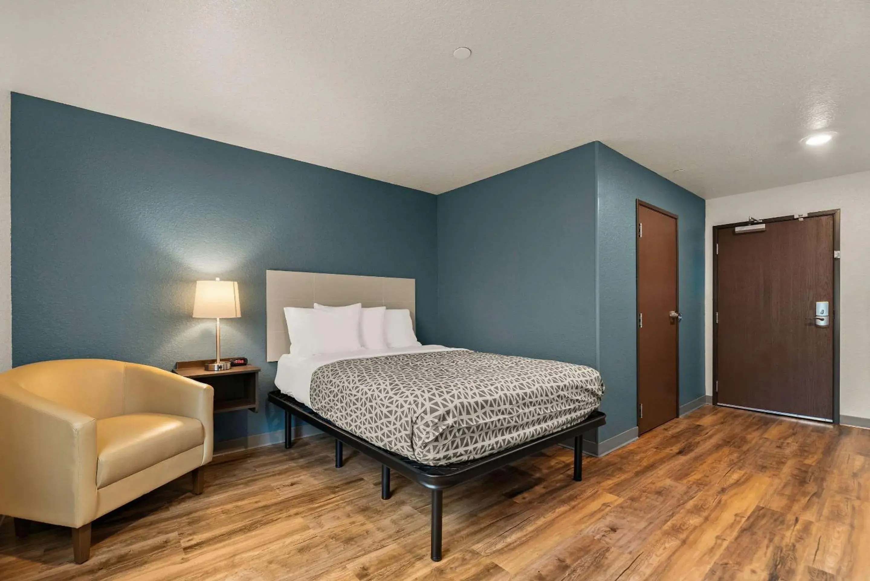 Queen Suite with Roll-In Shower - Disability Access/Non Smoking in WoodSpring Suites Port Orange - Daytona Beach Queen Suite with Roll-In Shower - Disability Access/Non Smoking in WoodSpring Suites Port Orange - Daytona Beach