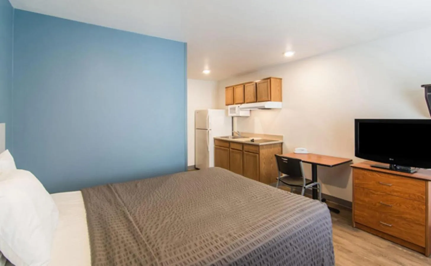 Bed in WoodSpring Suites Port Orange - Daytona Beach