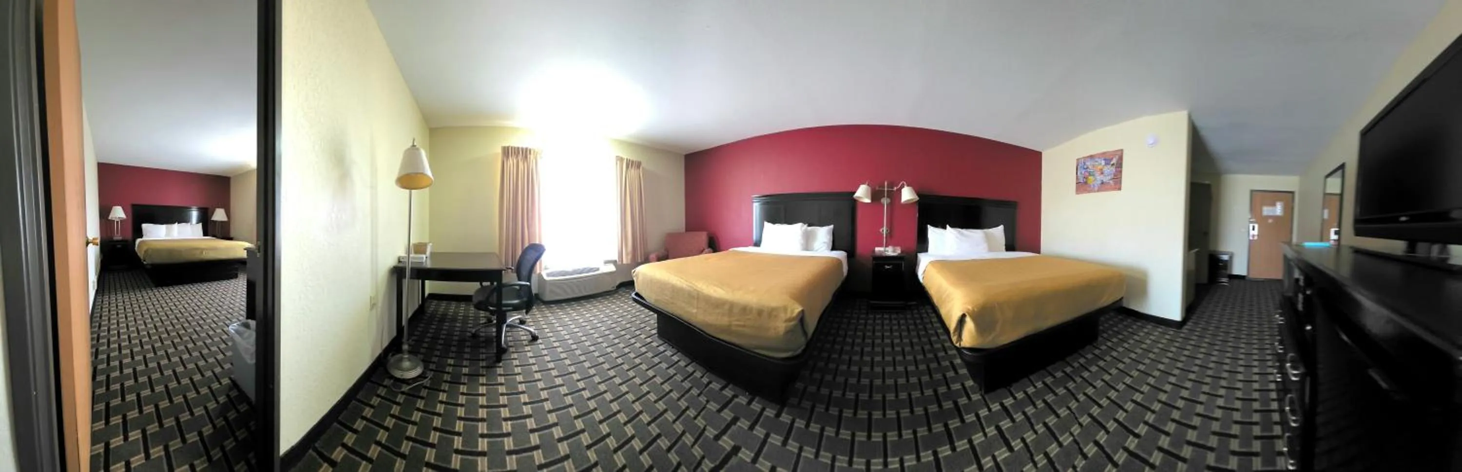 Bed in Econo Lodge Inn & Suites Wisconsin Dells
