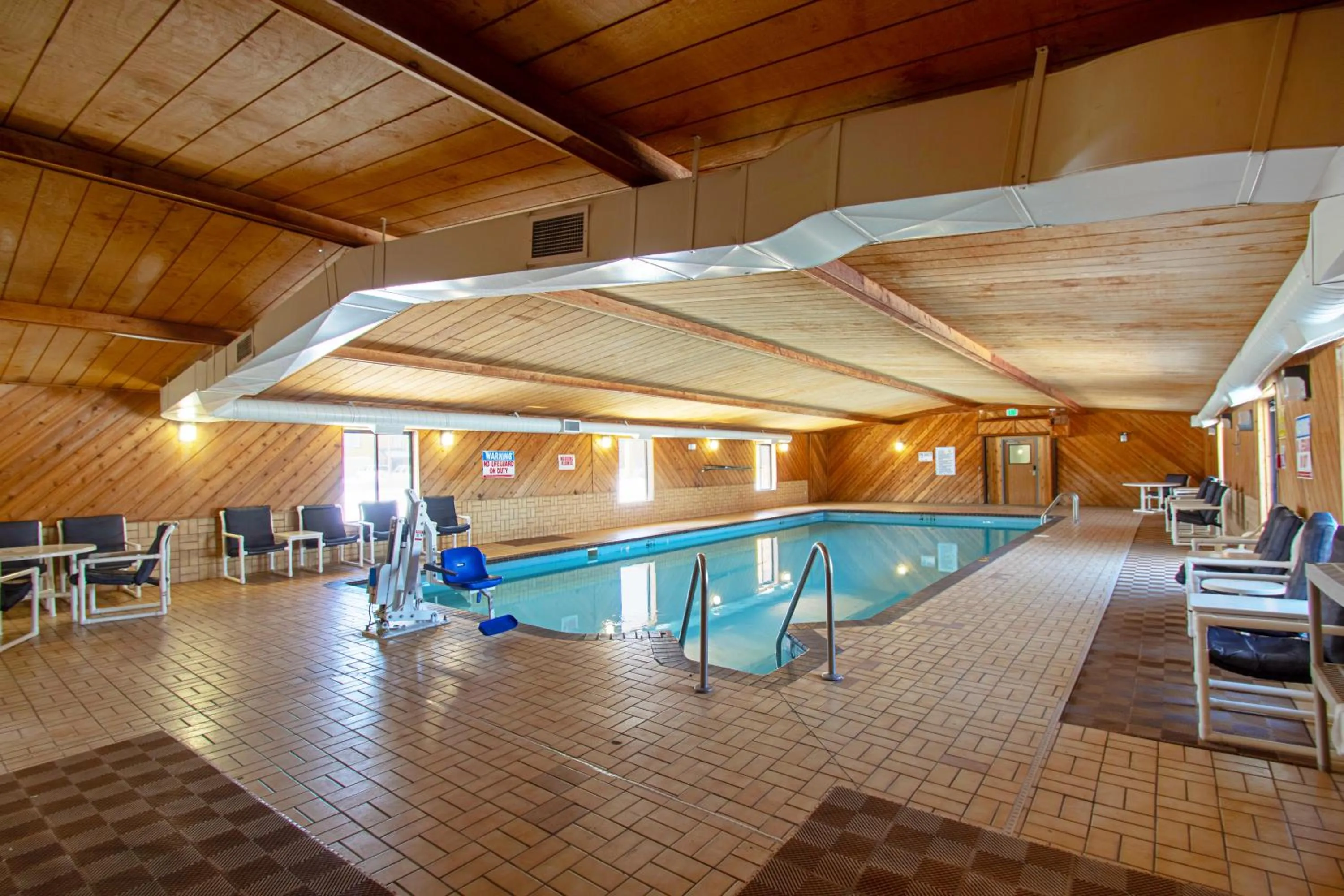 Pool view in Econo Lodge Inn & Suites Wisconsin Dells