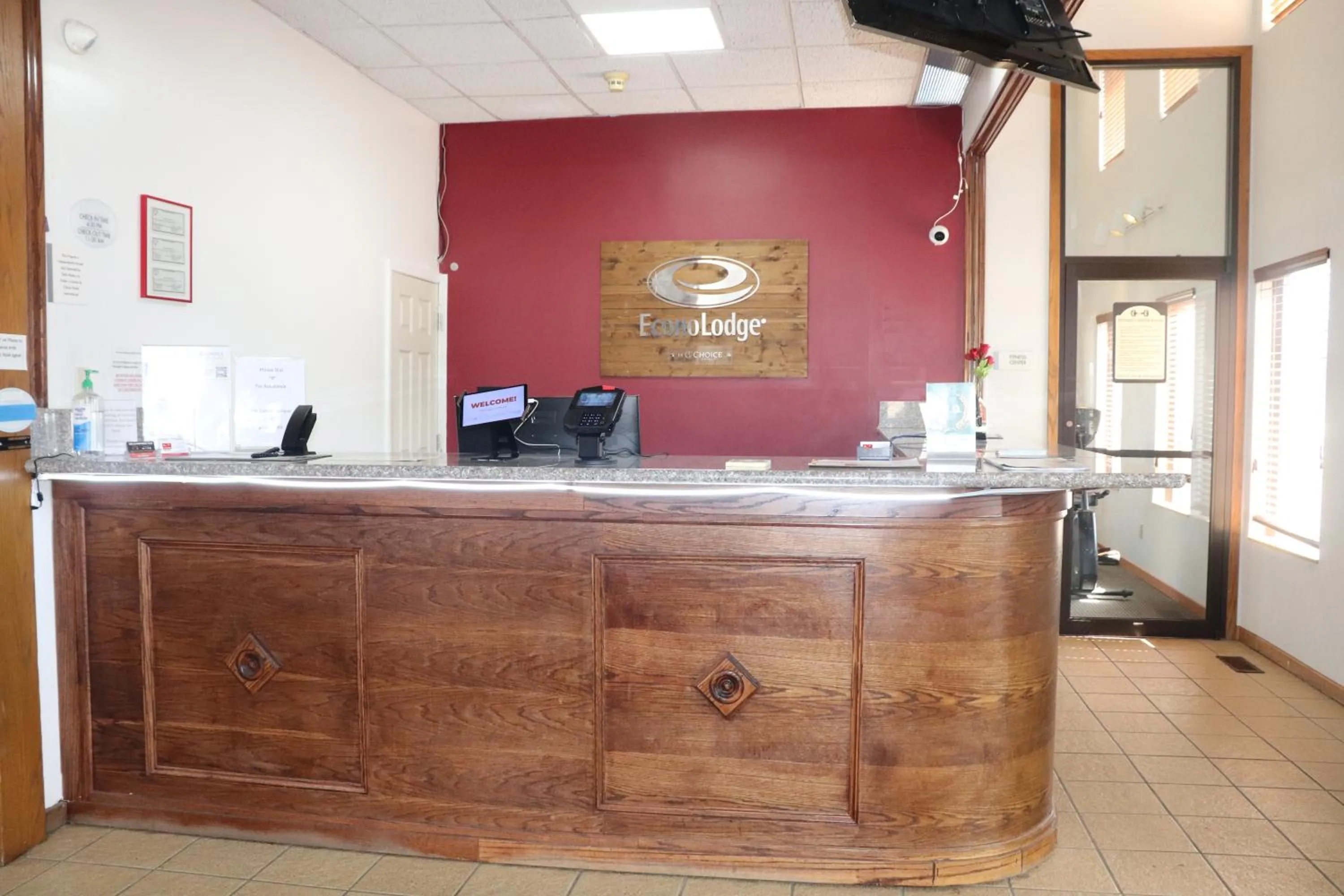 concierge in Econo Lodge Inn & Suites Wisconsin Dells