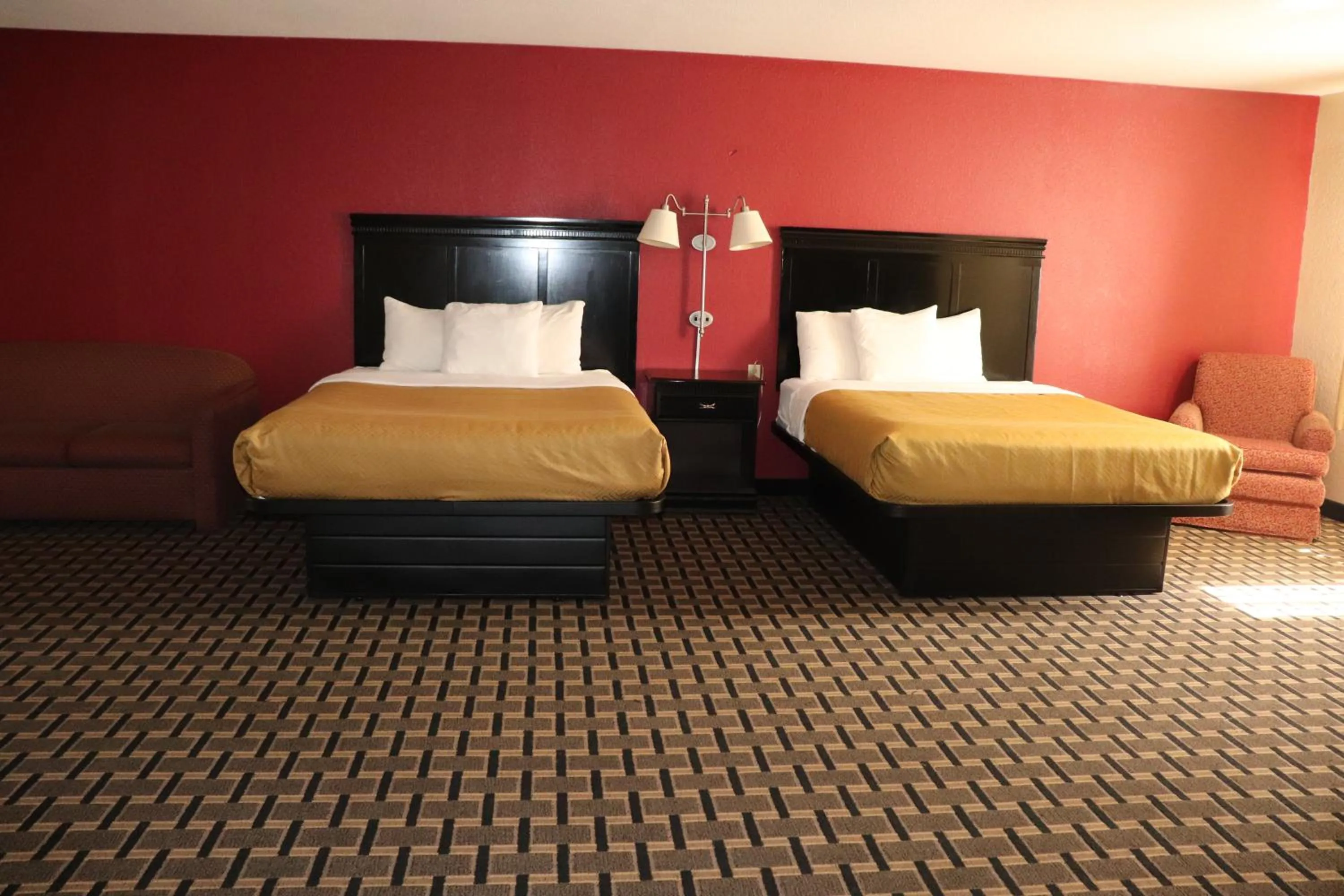 Bed in Econo Lodge Inn & Suites Wisconsin Dells