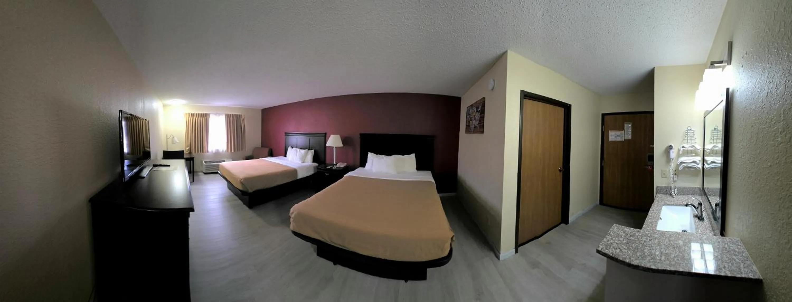 Bed in Econo Lodge Inn & Suites Wisconsin Dells