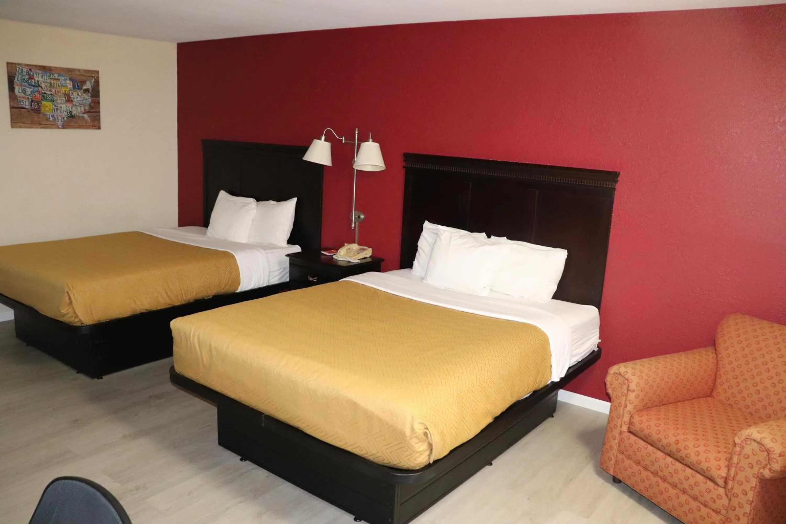 Bed in Econo Lodge Inn & Suites Wisconsin Dells