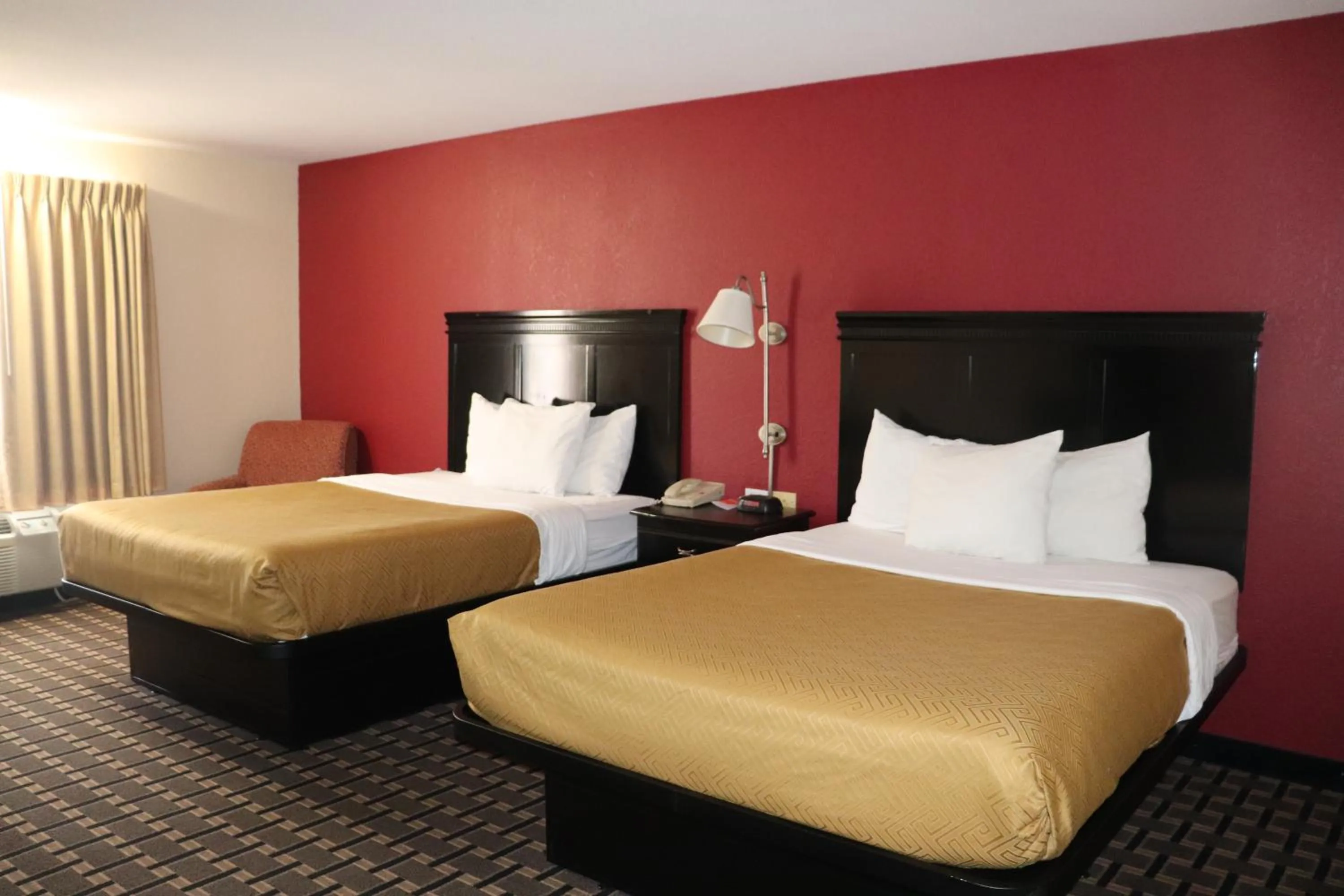 Bed in Econo Lodge Inn & Suites Wisconsin Dells