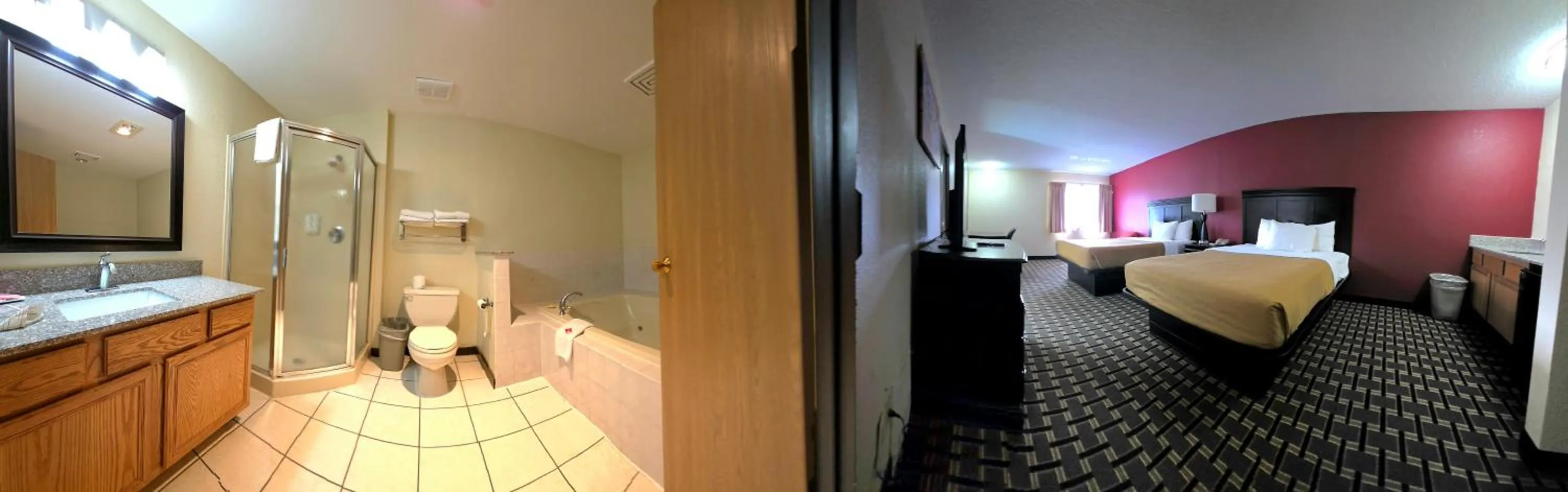 Hot Tub, Bed in Econo Lodge Inn & Suites Wisconsin Dells