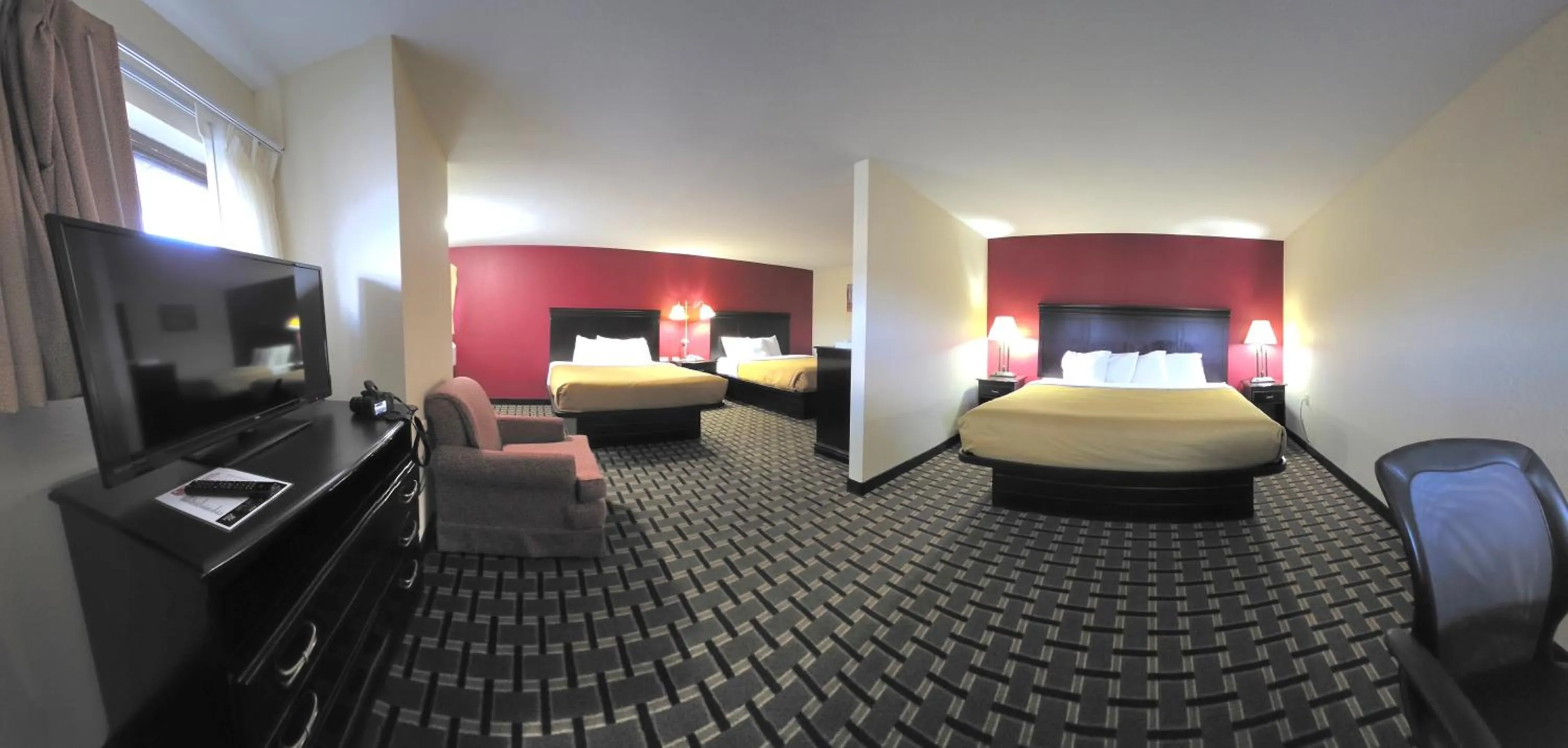 Bed in Econo Lodge Inn & Suites Wisconsin Dells