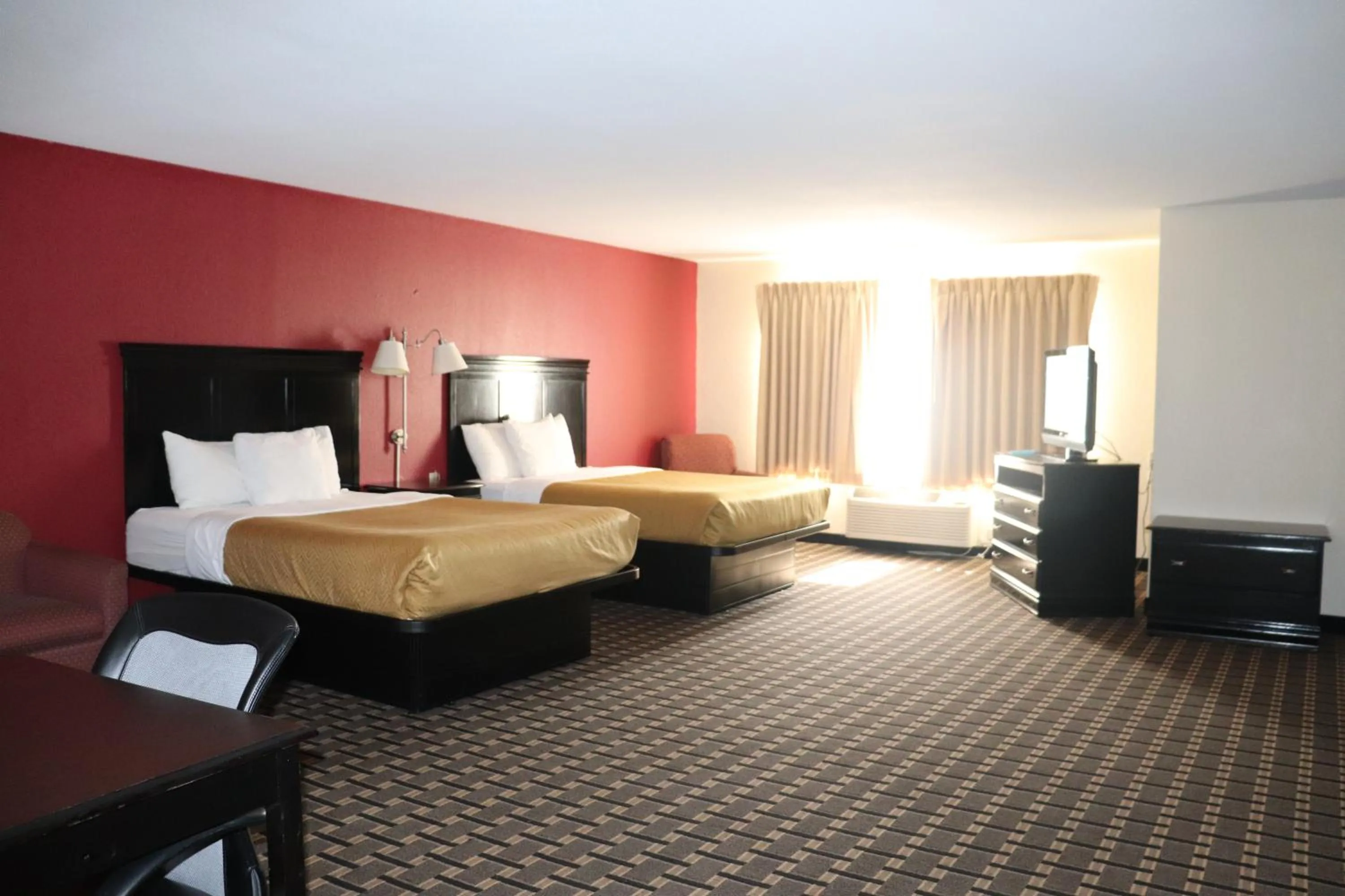 Bed in Econo Lodge Inn & Suites Wisconsin Dells