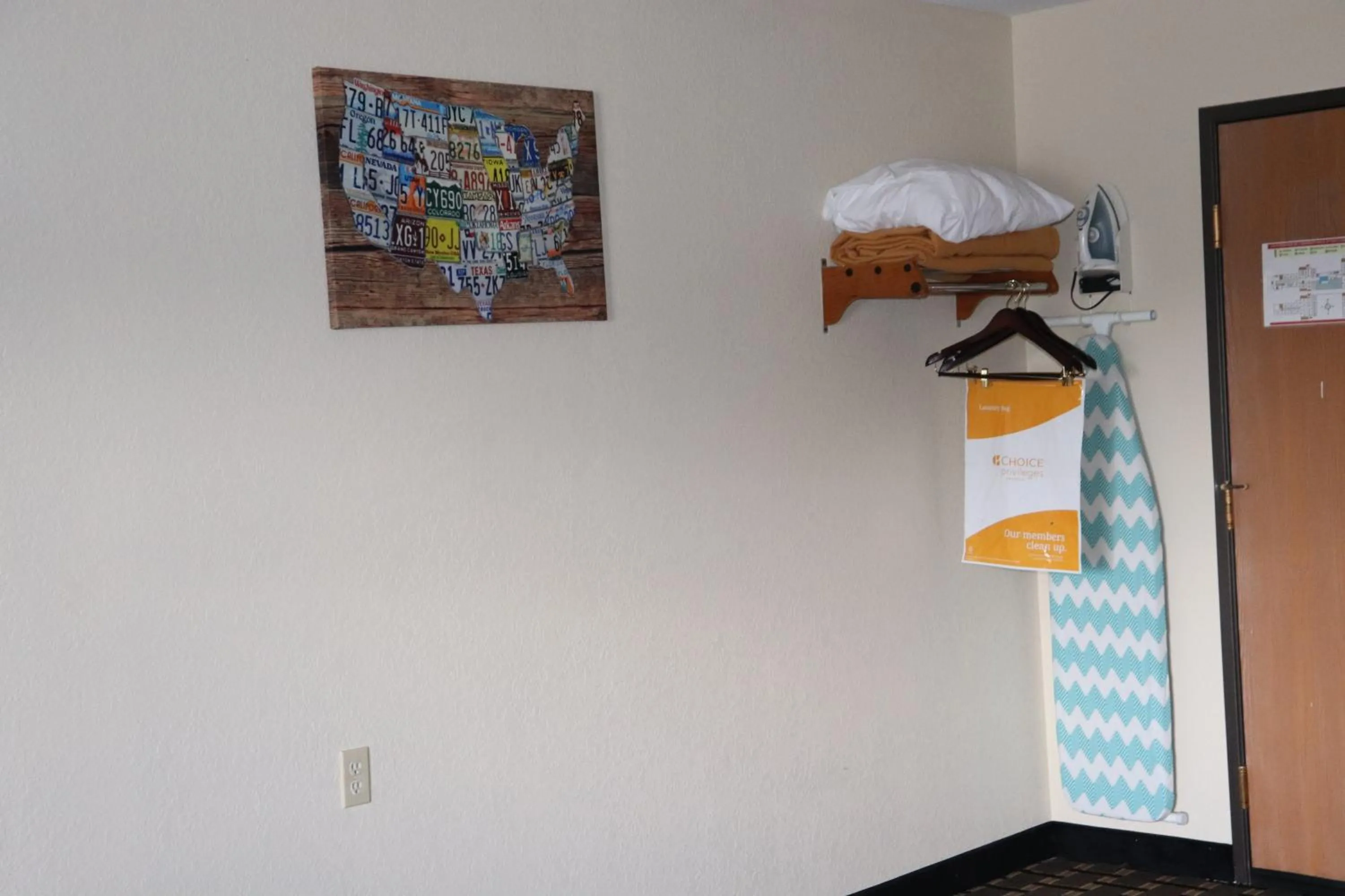 flat iron in Econo Lodge Inn & Suites Wisconsin Dells