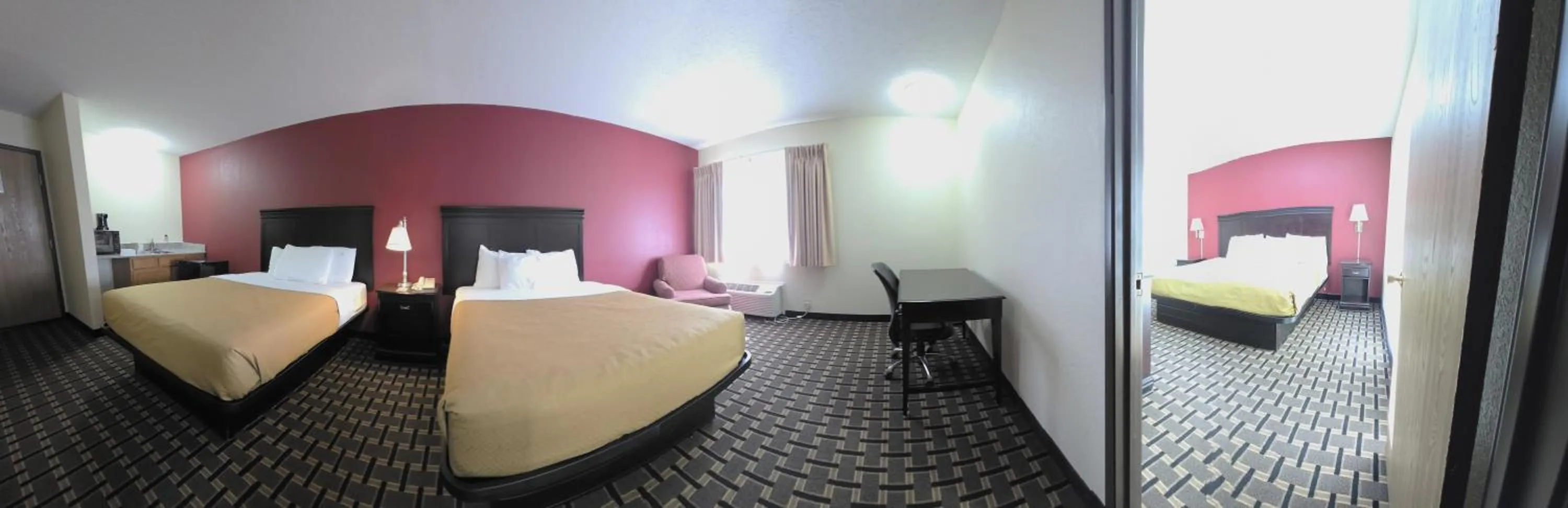 Bed in Econo Lodge Inn & Suites Wisconsin Dells