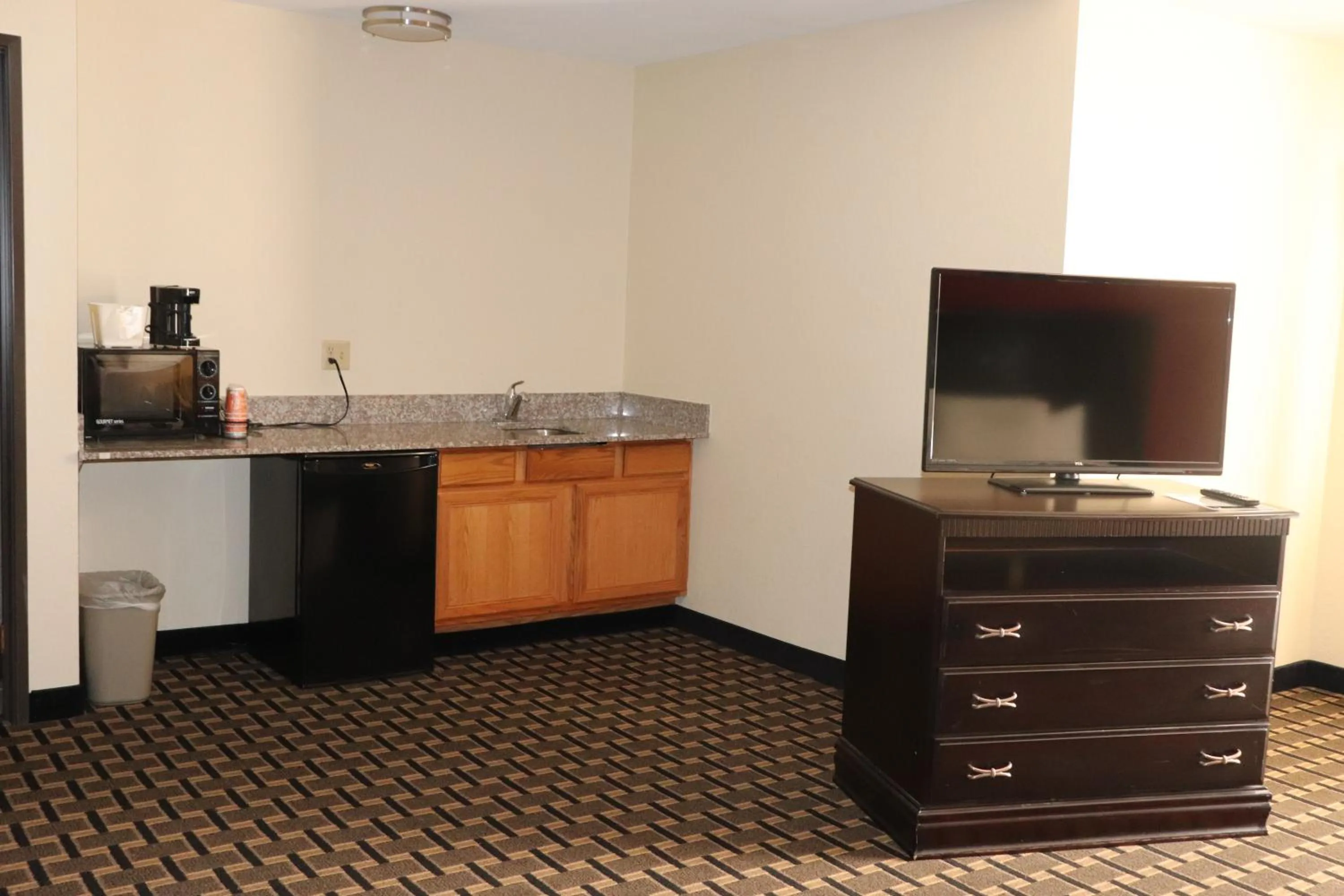 microwave in Econo Lodge Inn & Suites Wisconsin Dells